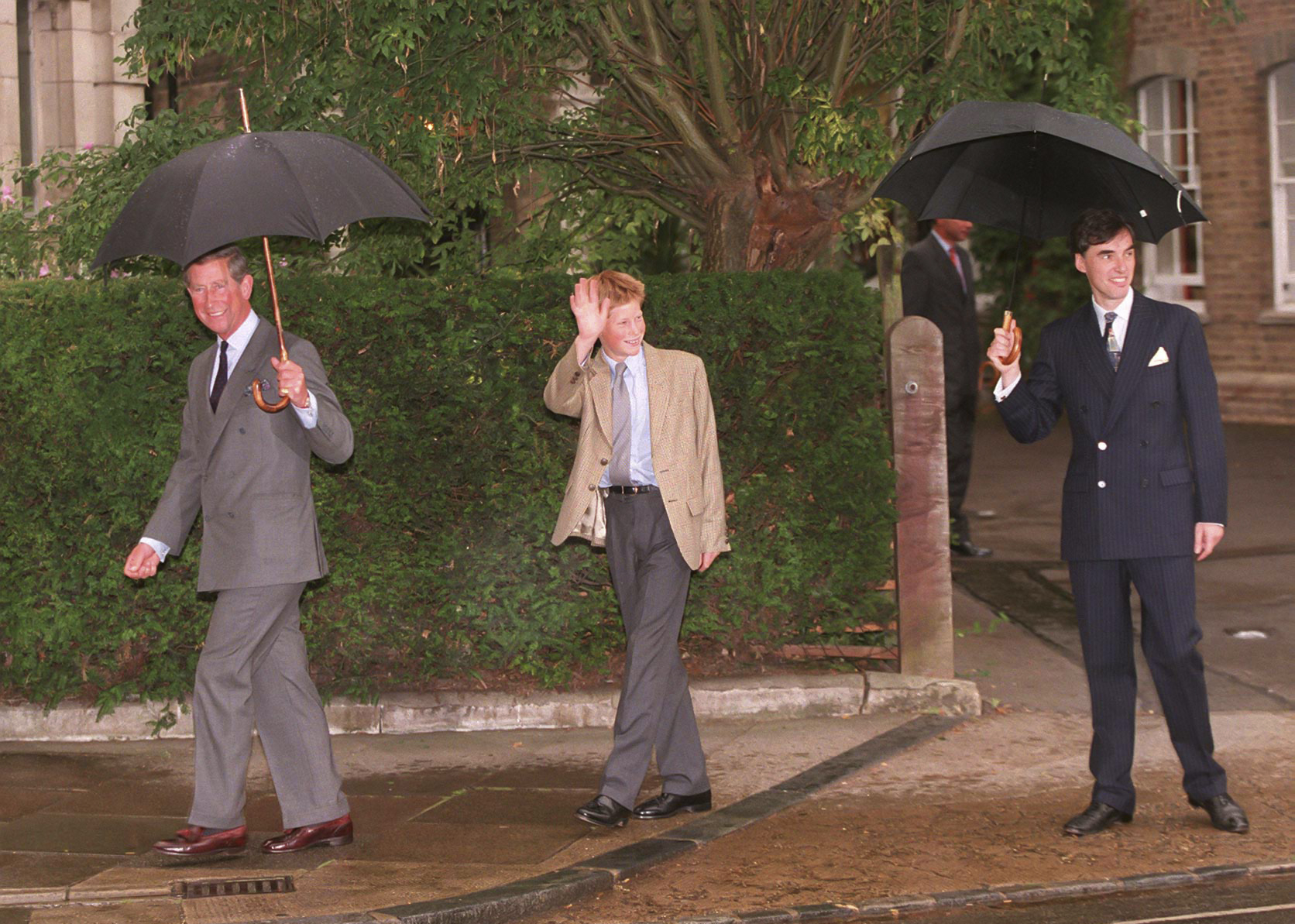 Harry llegó a Eton en 1998 acompañado de su padre, el actual rey Charles III, y el Dr. Andrew Gailey, responsable de la residencia estudiantil. Su ingreso se produjo después del de William y casi tres décadas antes de la llegada de George. | Fuente: Getty Images