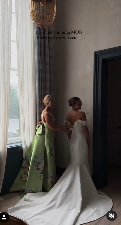 Lori DeWitt y Amanda DeWitt LeBlanc en la boda de esta última en un clip subido el 5 de junio de 2024 | Fuente: Instagram/capturedbychloe.co