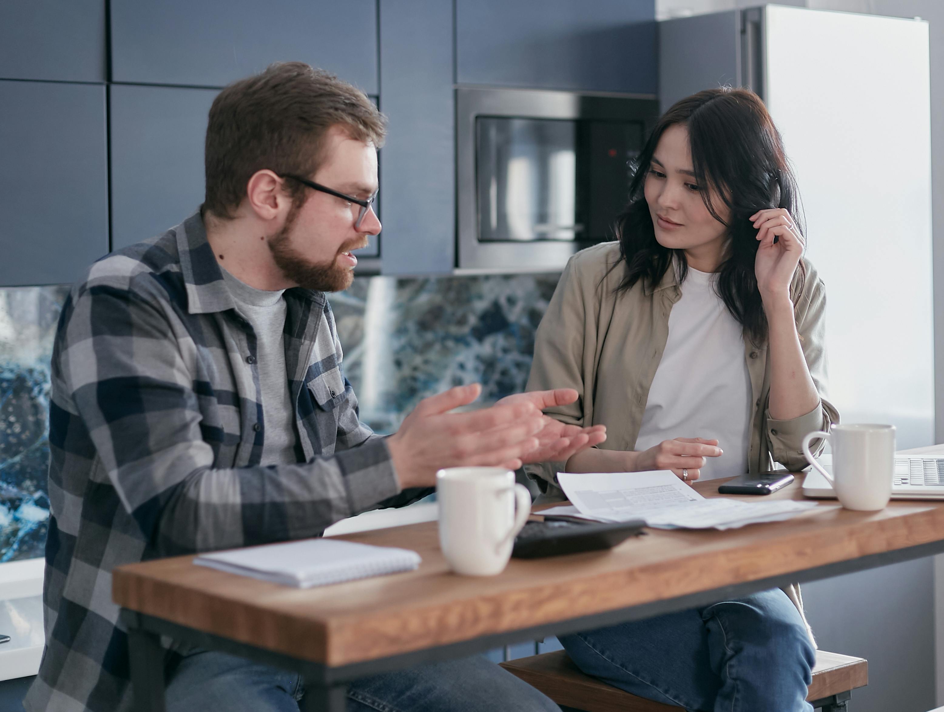 Hombre haciendo un gesto a una mujer que le escucha | Fuente: Pexels