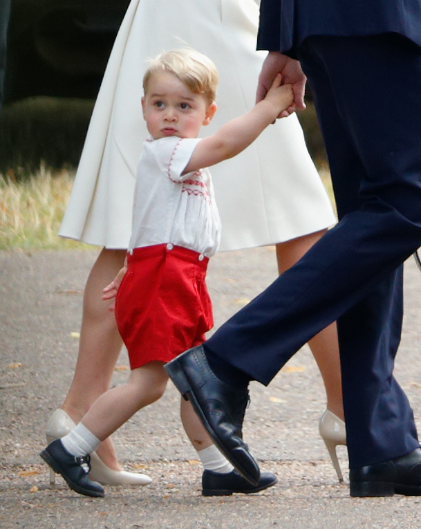 El pequeño príncipe George va de la mano de su padre en el bautizo de la princesa Charlotte, celebrado en Norfolk el 5 de julio de 2015. Más de una década después, George se está acostumbrando a vivir lejos de su familia como alumno interno en el Eton College. | Fuente: Getty Images