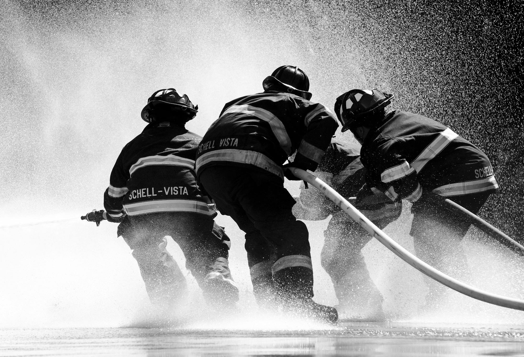 Bomberos trabajando | Fuente: Pexels