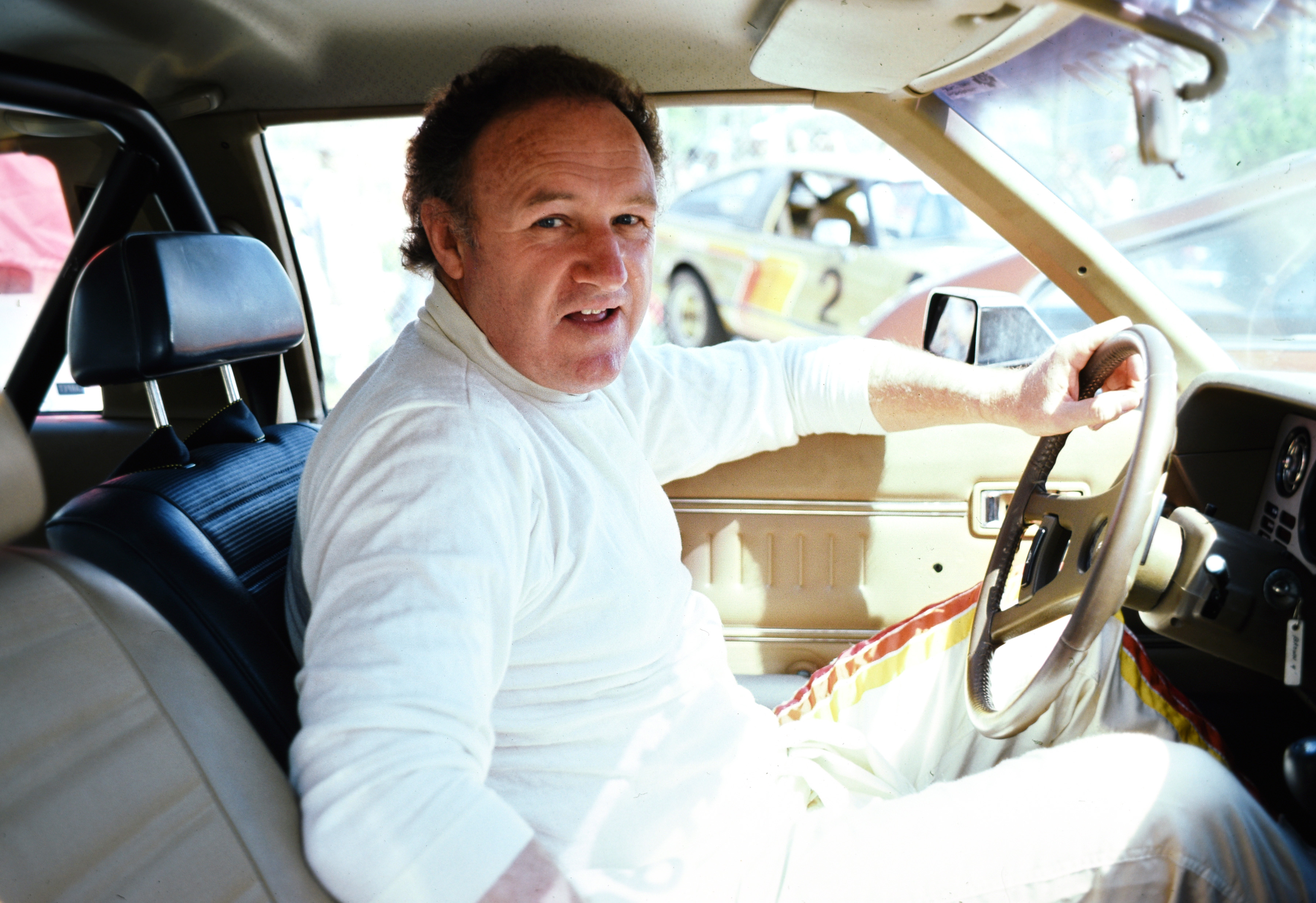 Gene Hackman es fotografiado el 14 de marzo de 1981 en un Toyota Celica en Long Beach, California | Fuente: Getty Images