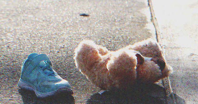 Una zapatilla infantil y un oso de peluche | Foto: Shutterstock