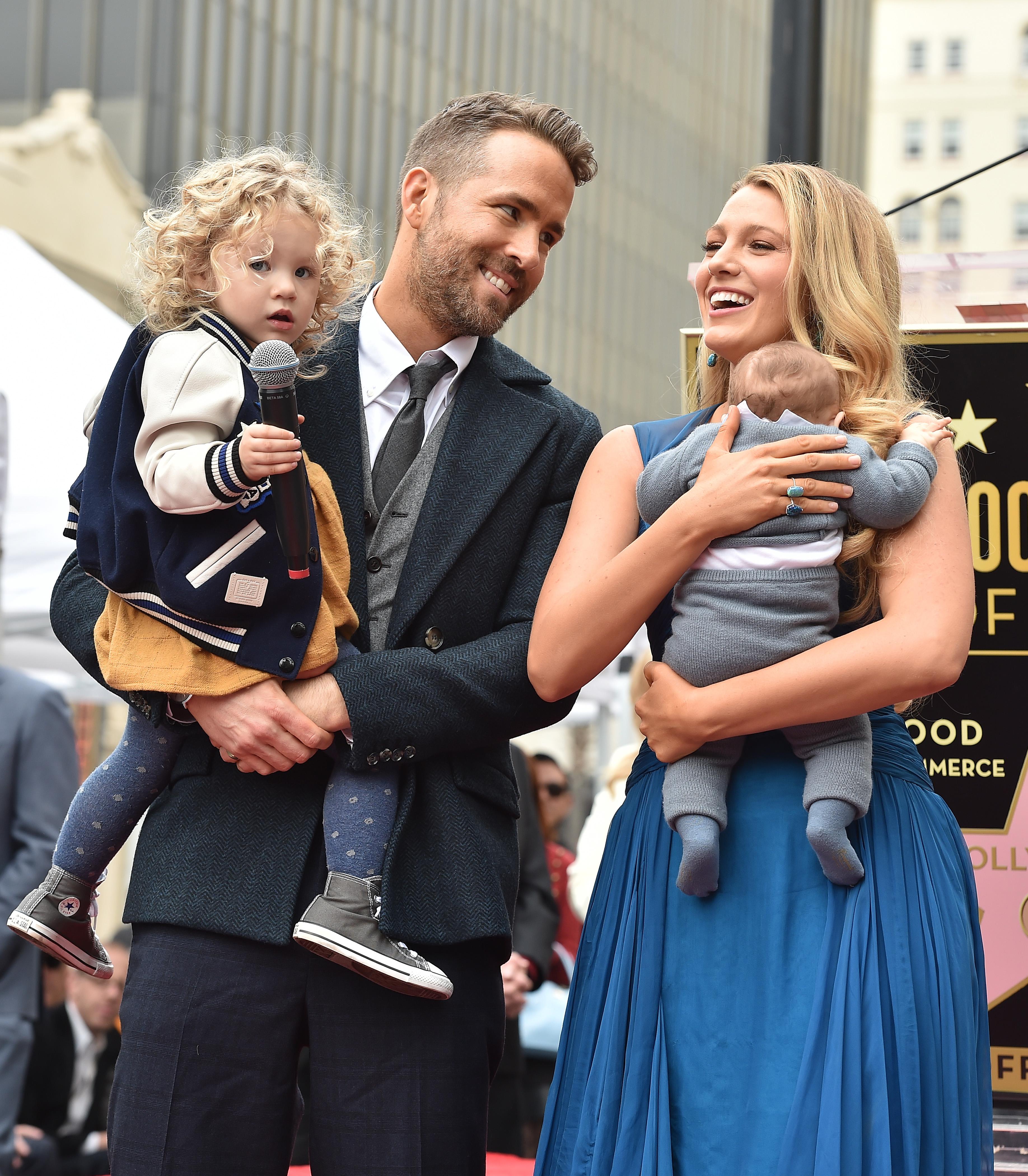 Ryan Reynolds y Blake Lively con sus hijas en la ceremonia en la que se le otorgó a Reynolds una estrella en el Paseo de la Fama de Hollywood el 15 de diciembre de 2016, en Hollywood, California. | Fuente: Getty Images