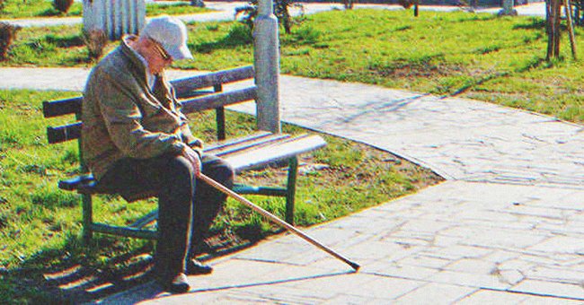 Un hombre mayor sentado en un banco de plaza | Foto: Shutterstock
