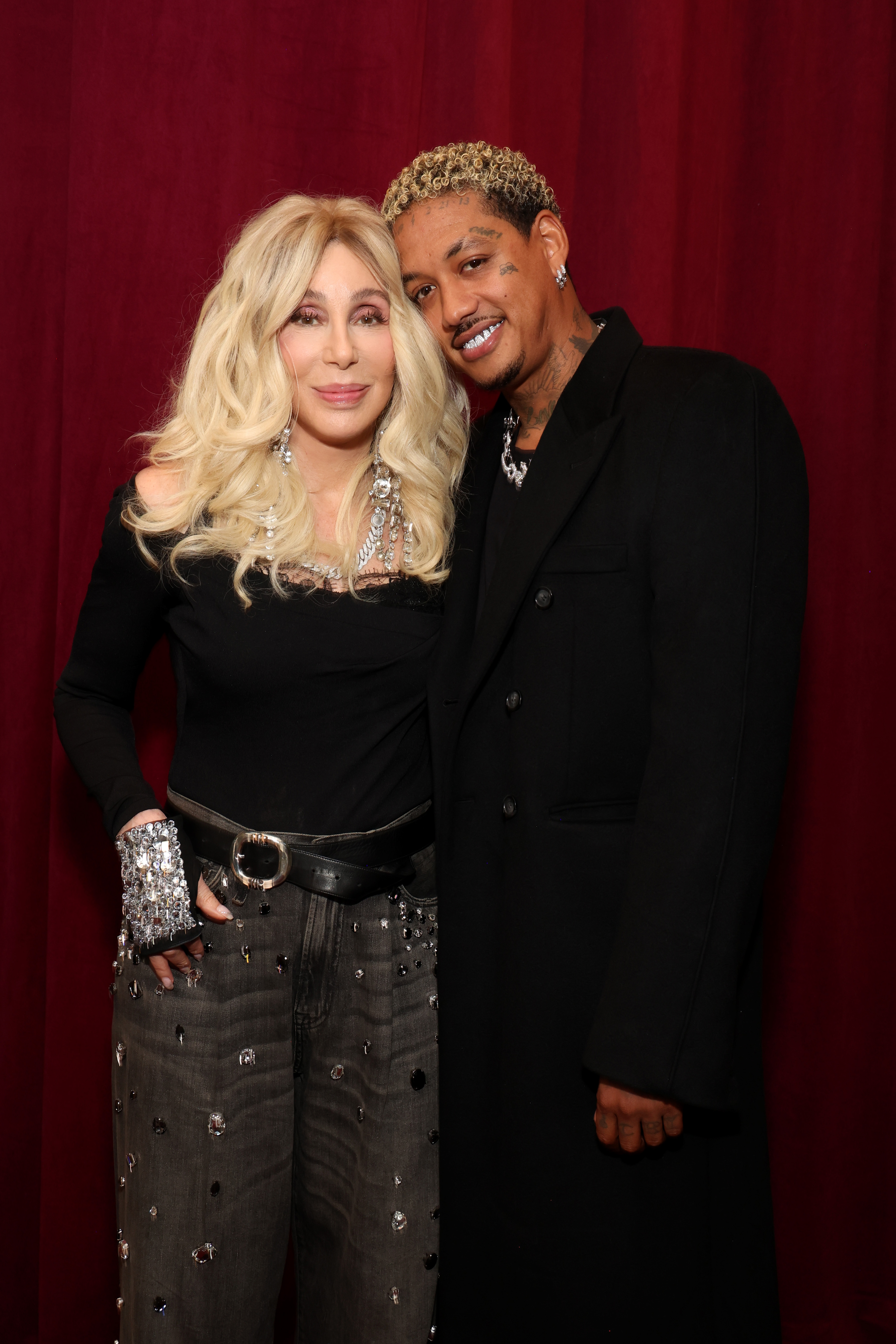 Cher y Alexander "AE" Edwards acuden a la fiesta Warner Music Group previa a los Grammy en Citizen News Hollywood el 1 de febrero de 2024, en Los Ángeles, California. | Fuente: Getty Images