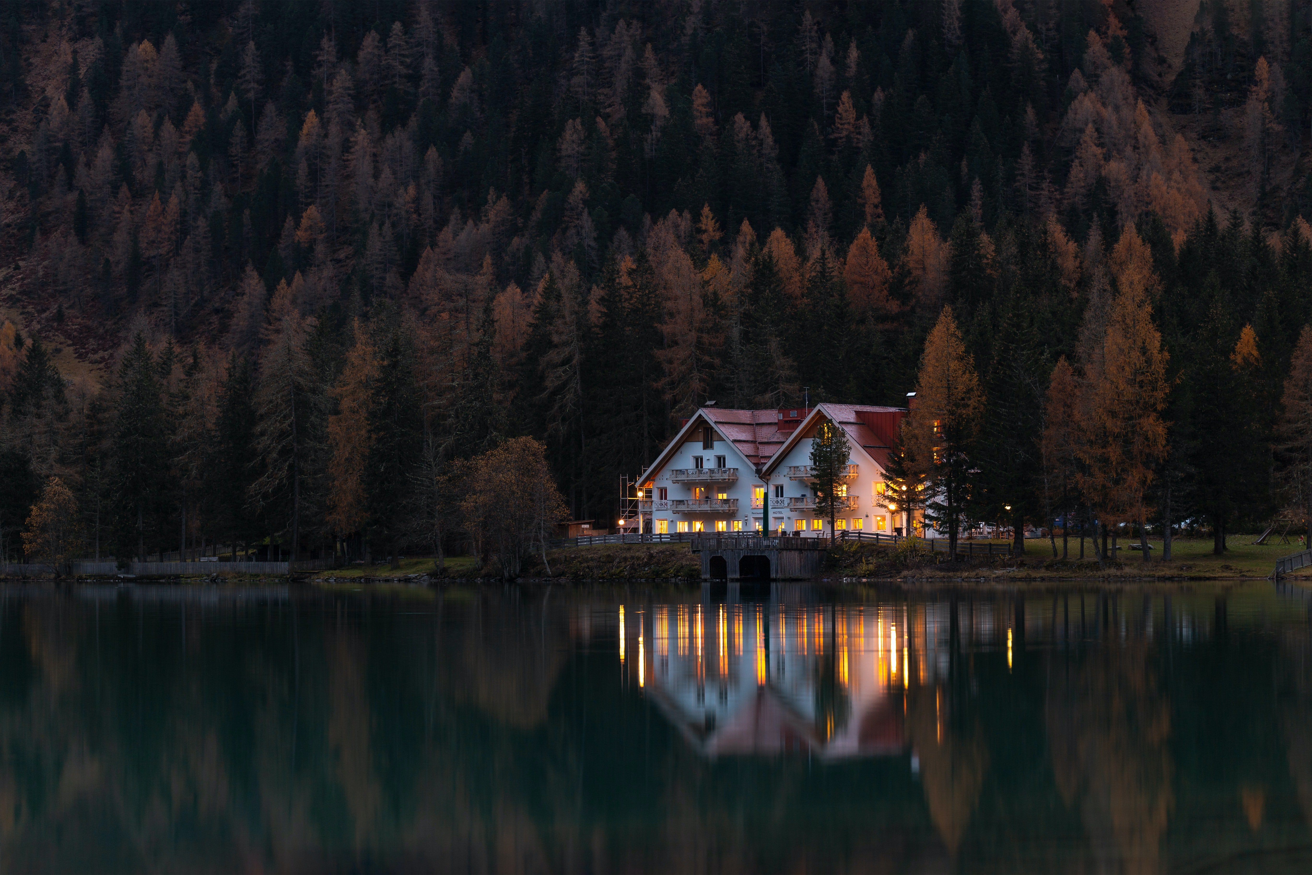 Una cabaña frente a un lago. | Foto: Pexels
