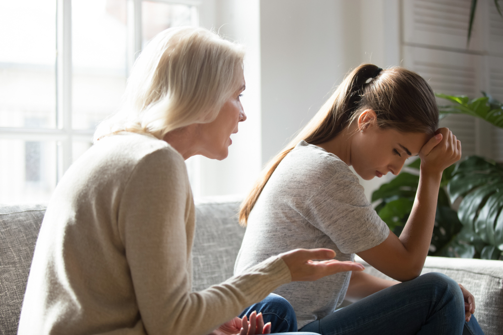 Una madre regañando a una niña | Fuente: Shutterstock