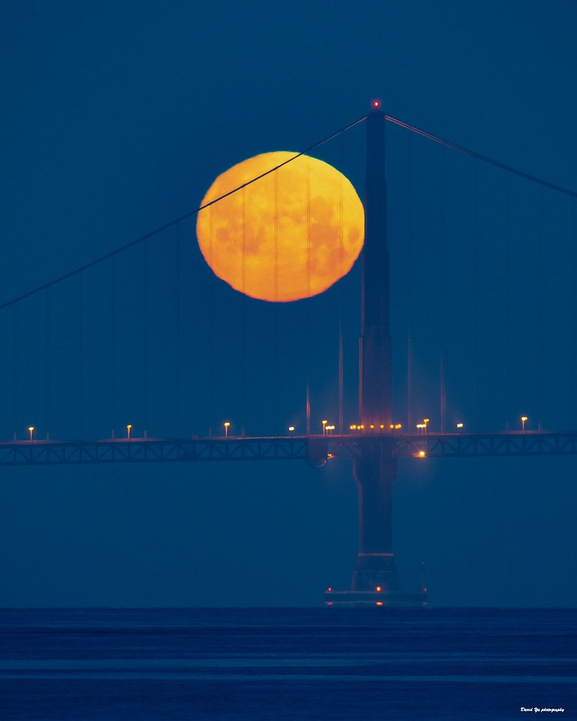 Puente con luna llena. | Foto: Flickr