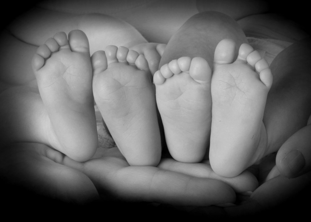 Dos pares de pies de bebés-Imagen tomada de Shutterstock