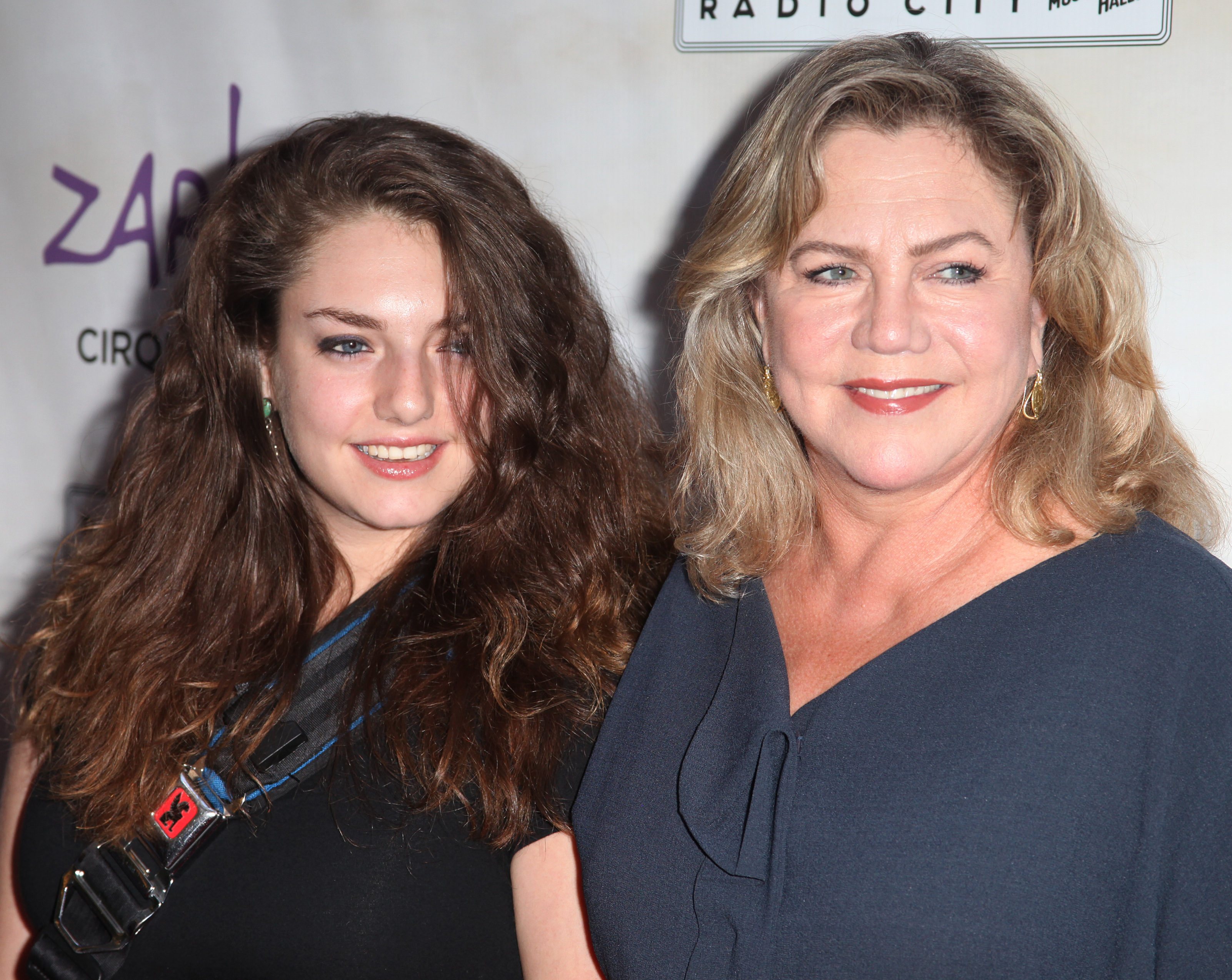 Rachel Ann Weiss y Kathleen Turner en el estreno de "Zarkana" en Nueva York en 2011 | Fuente: Getty images