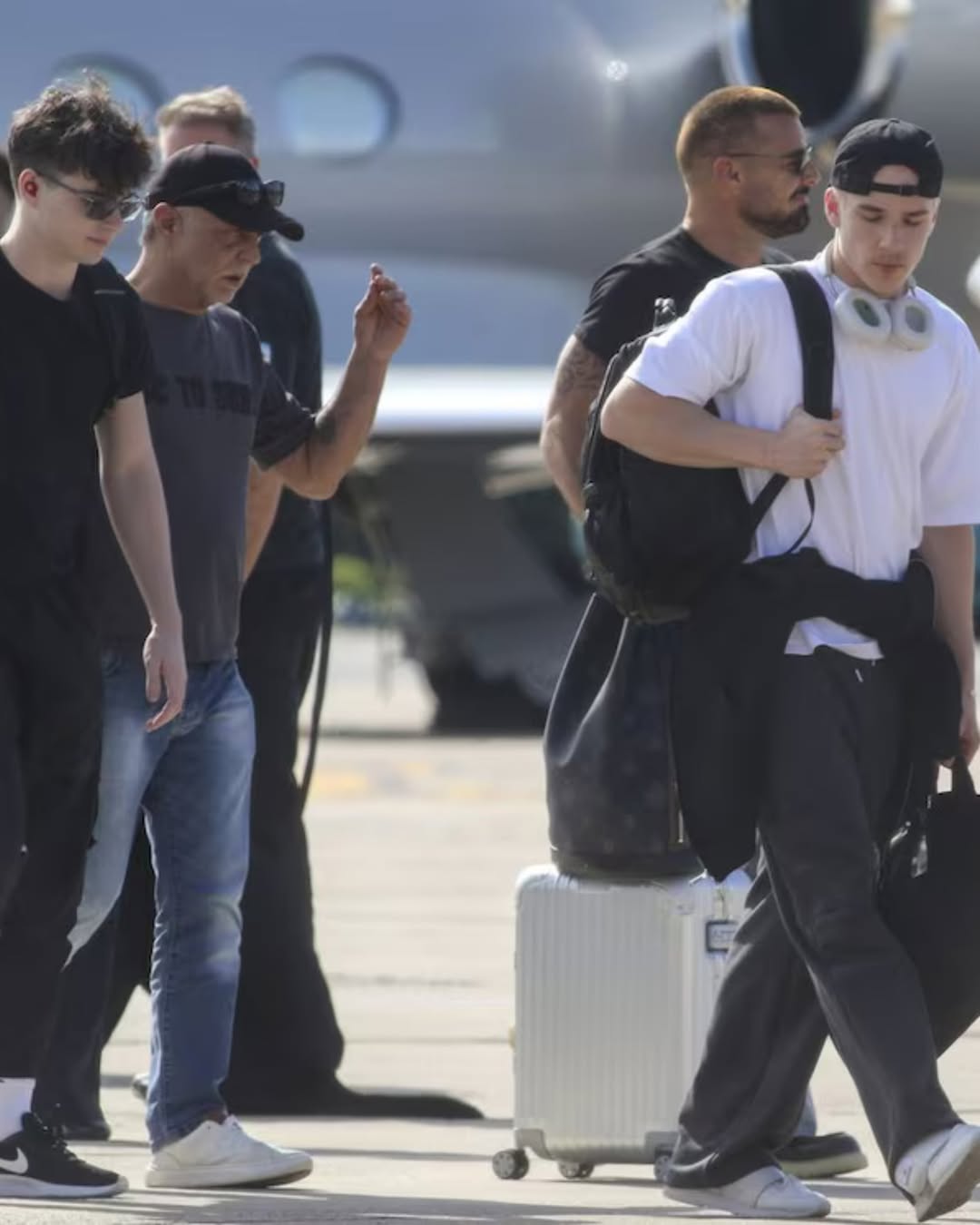Ricky Martin junto a sus hijos gemelos Matteo y Valentino, llegando a Buenos Aires, Argentina | Fuente: Instagram/cosasperu