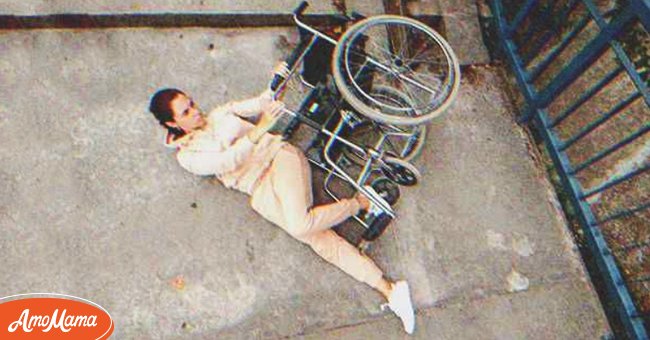 Mujer discapacitada cayéndose de una silla de ruedas | Foto: Shutterstock