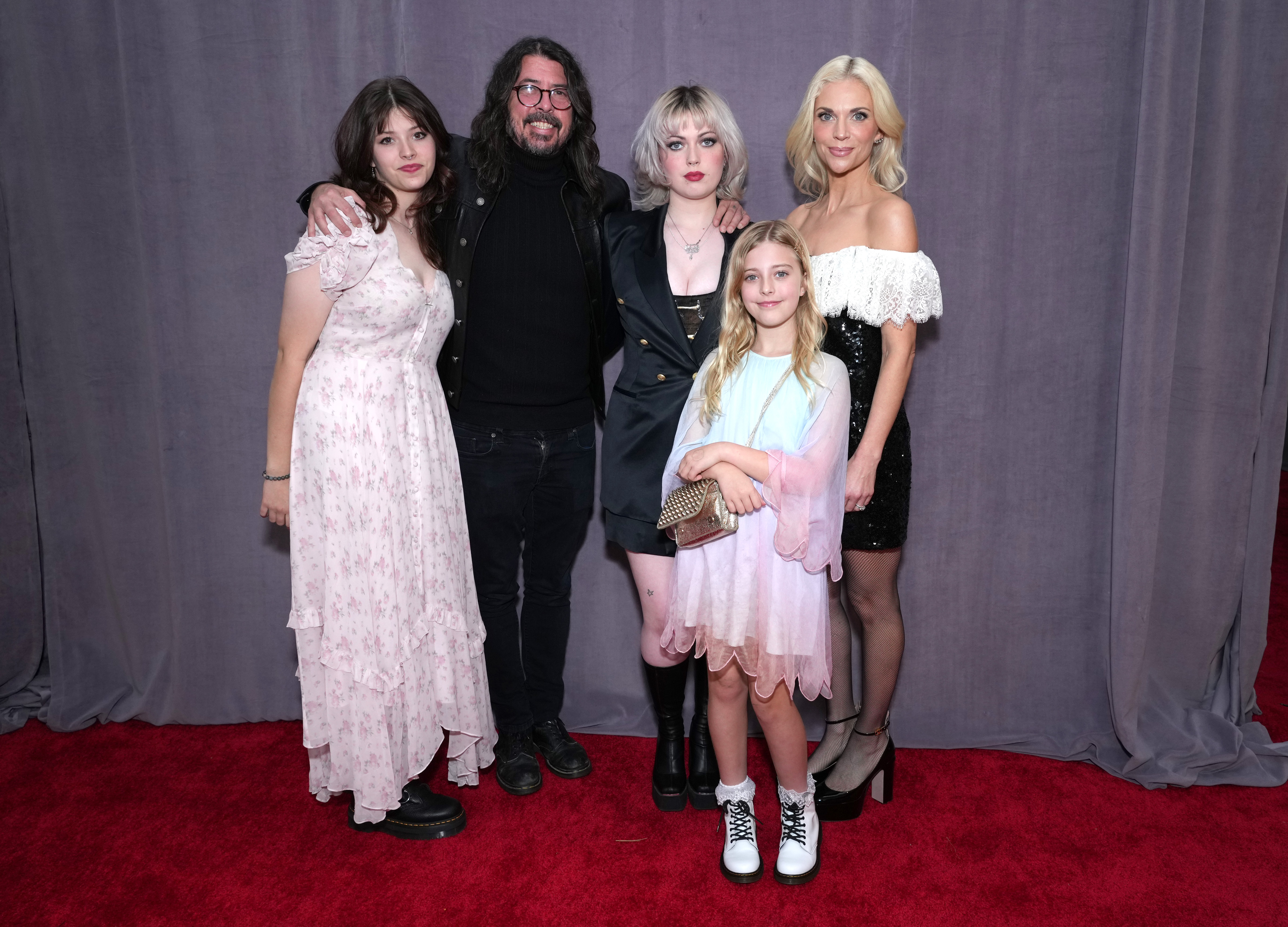 Harper Grohl, Dave Grohl, Violet Grohl, Ophelia Grohl y Jordyn Blum asisten a la 65ª edición de los premios GRAMMY el 05 de febrero de 2023, en Los Ángeles, California | Fuente: Getty Images