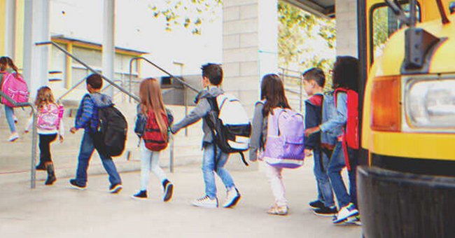 Niños bajando de un autobús escolar | Foto: Shutterstock
