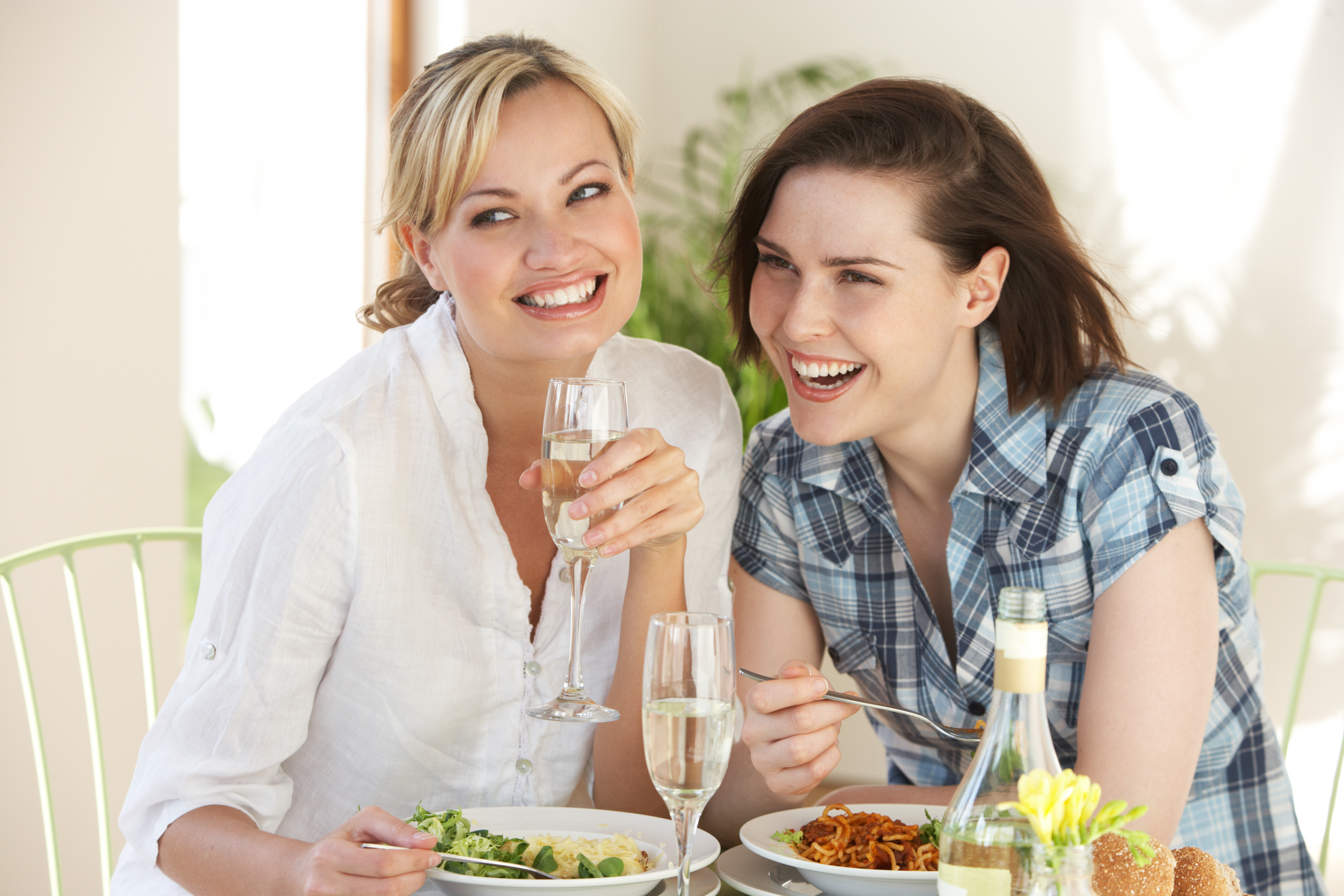 Dos mujeres comiendo en un café | Foto: Getty Images