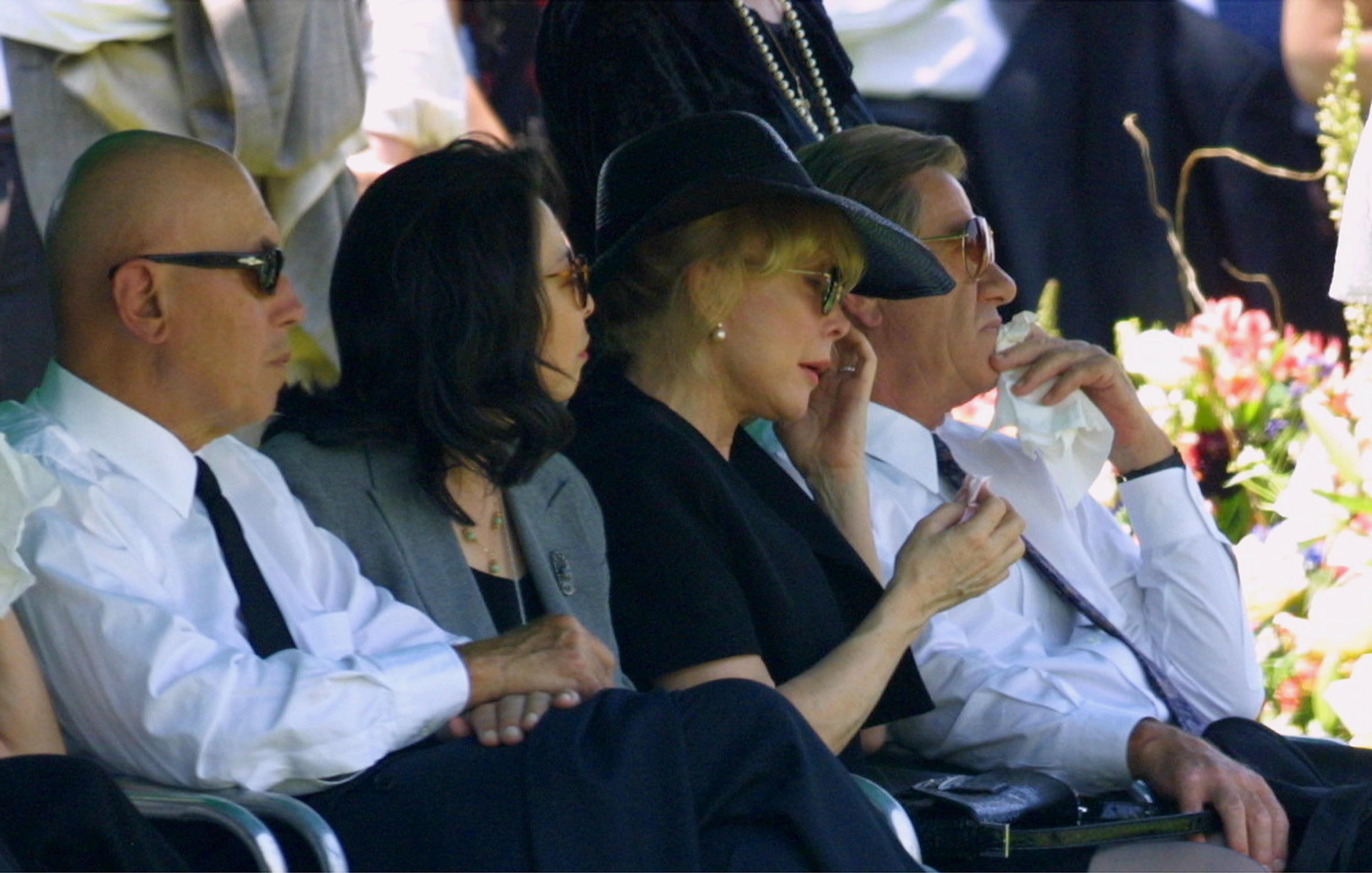 Barbara Eden, 2ª a la derecha, se seca las lágrimas durante el funeral de su hijo Matthew Ansara en Hollywood, California, el 2 de julio de 2001. | Fuente: Getty Images