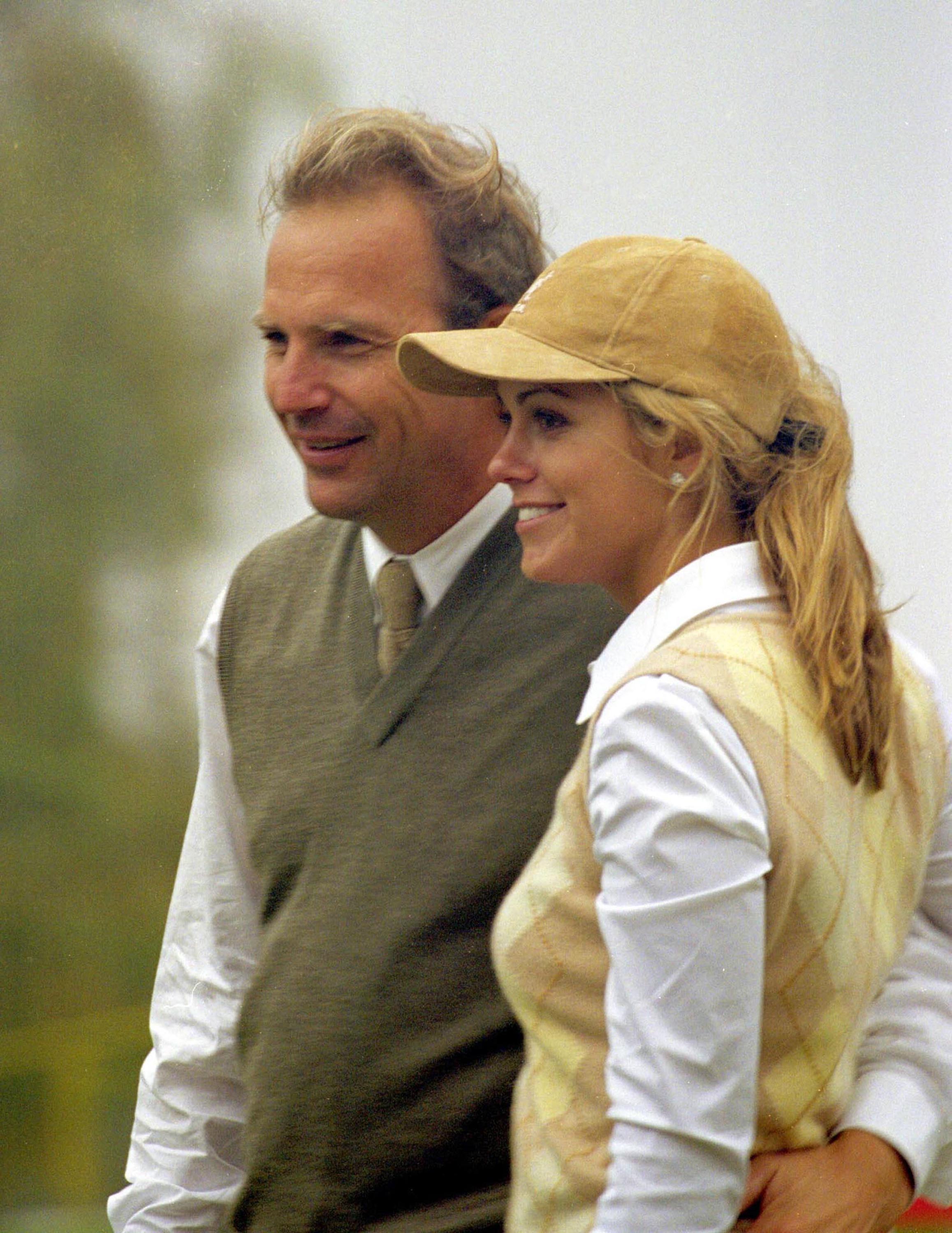 Kevin Costner y Christine Baumgartner en el Torneo de Golf Pro-Celebrity Big 3 Records Monte Carlo Invitational el 6 de octubre de 2000. | Fuente: Getty Images