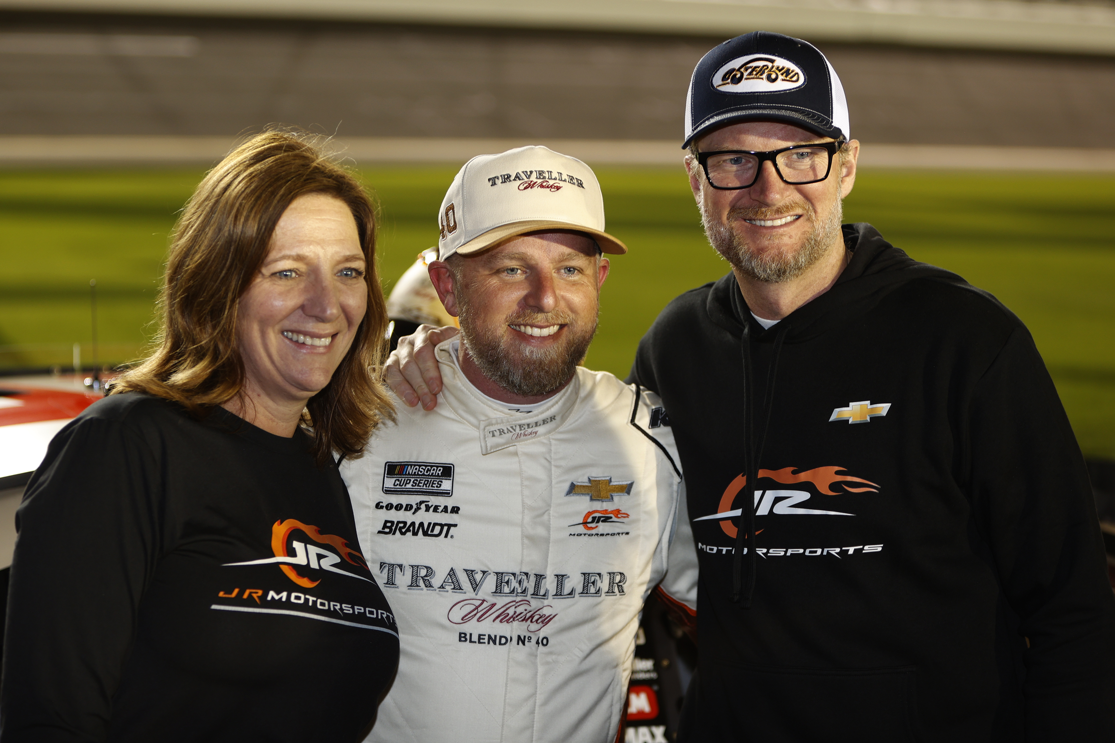 Kelley Earnhardt Miller con el piloto Justin Allgaier y su hermano Dale Earnhardt Jr. el 12 de febrero de 2025 | Fuente: Getty Images