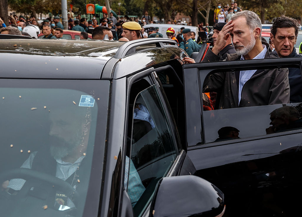 El rey Felipe VI es escoltado al coche tras su visita a los afectados de Paiporta. | Foto: Getty Images