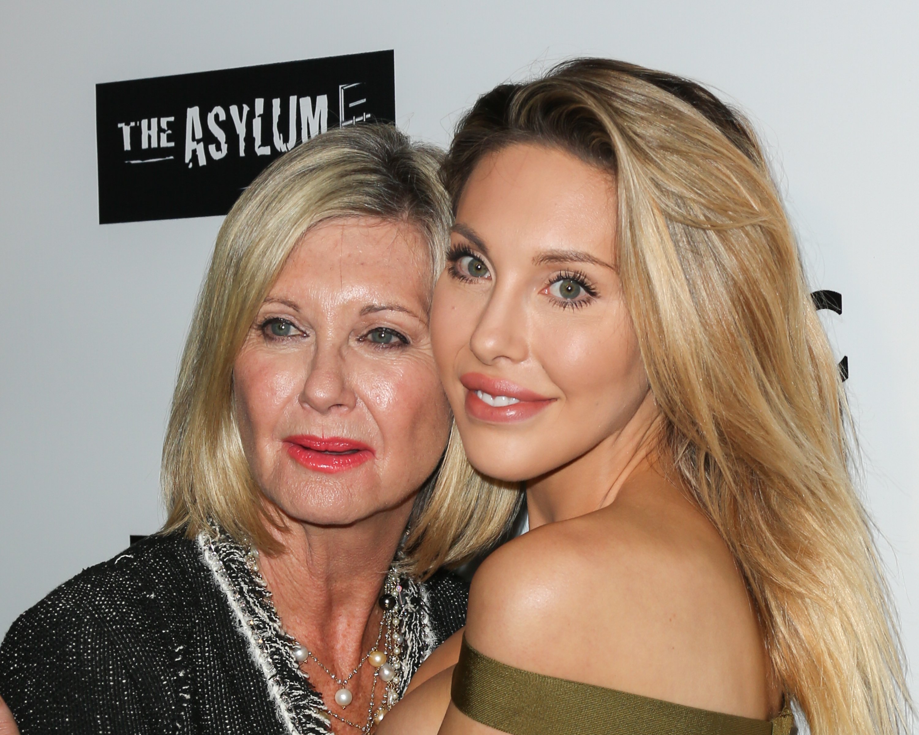  Olivia Newton-John y Chloe Rose Lattanzi asisten al estreno de "Dead 7" de Syfy en Harmony Gold el 1 de abril de 2016 en Los Ángeles, California. | Foto: Getty Images