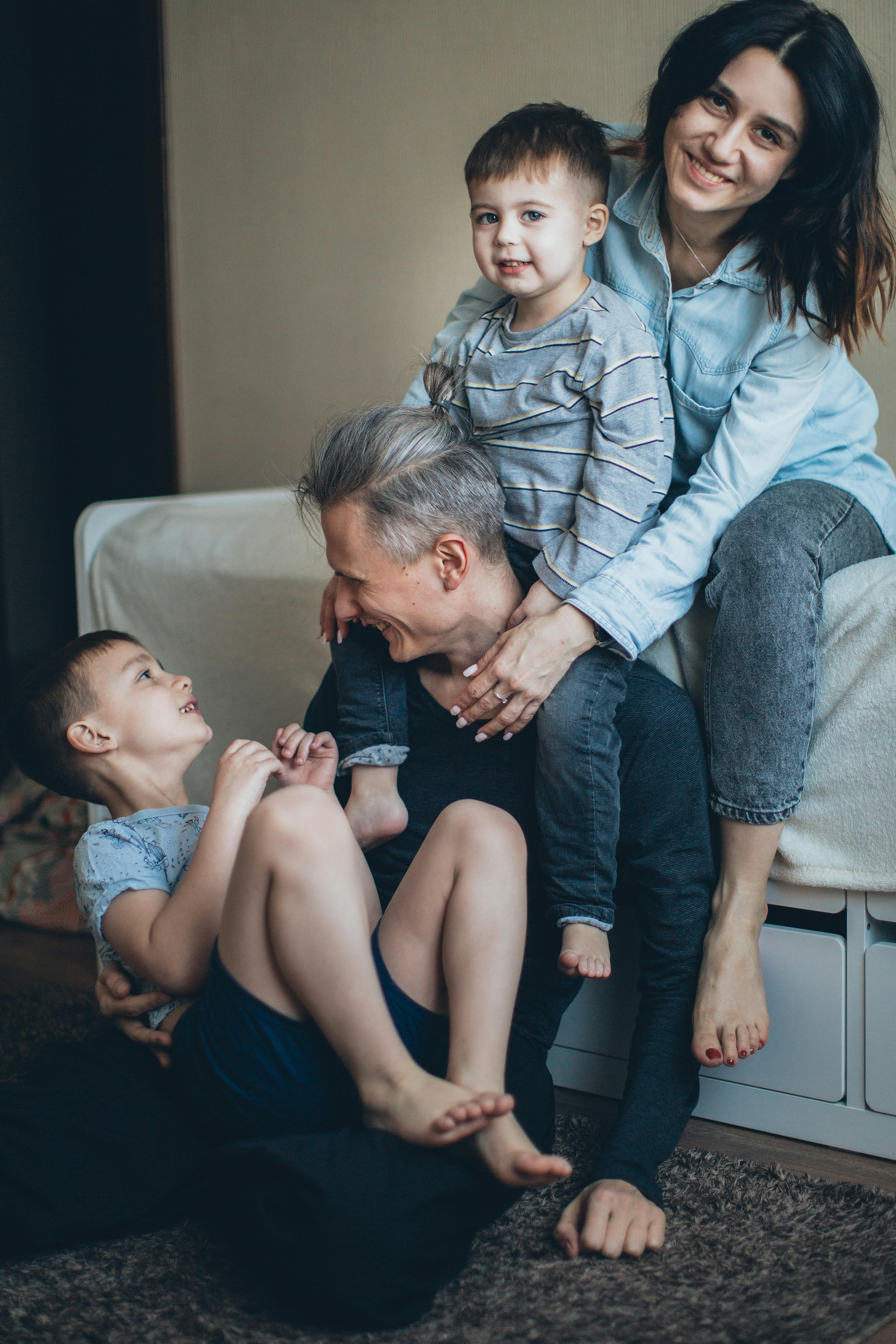 Una familia feliz de cuatro miembros. | Foto: Pexels