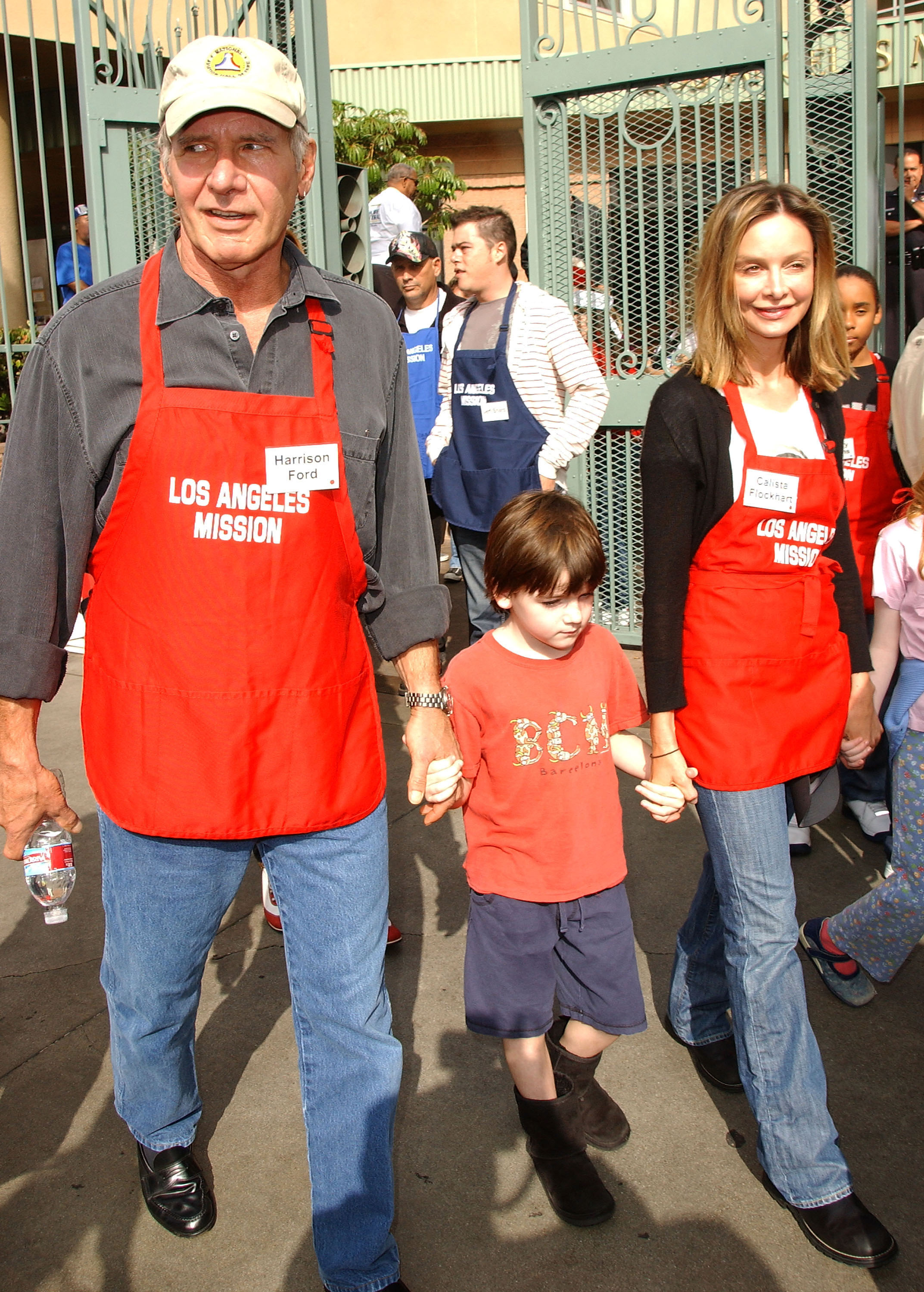 Harrison Ford y Calista Flockhart con su hijo Liam en el centro de Los Ángeles, California, el 21 de noviembre de 2007. | Fuente: Getty Images
