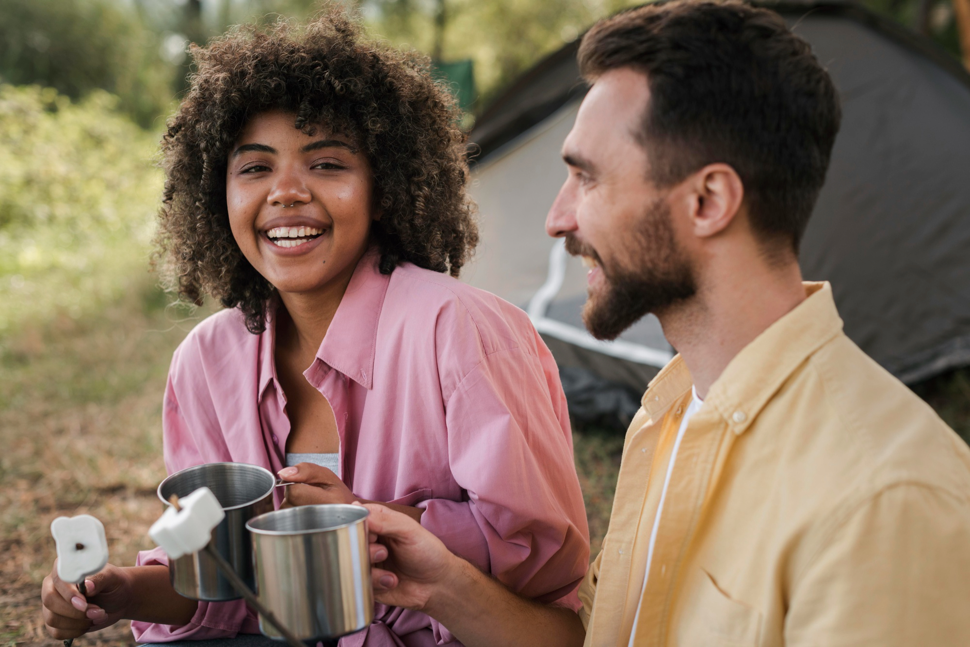 Una pareja feliz de acampada | Fuente: Freepik