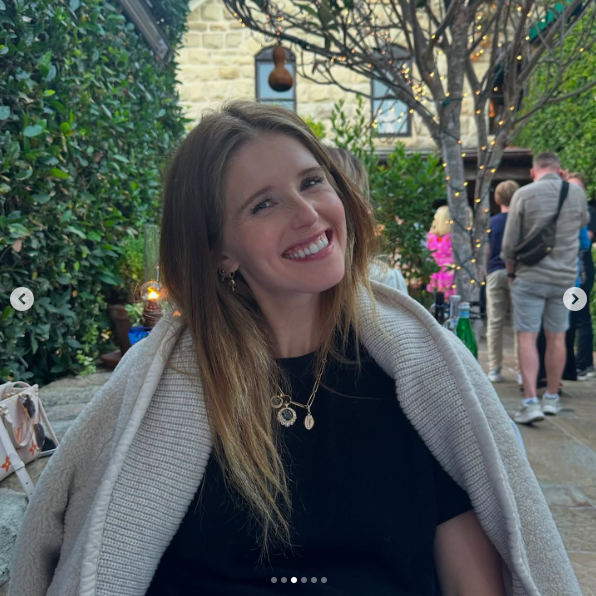 Katherine Schwarzenegger sonriendo para una foto, publicada el 13 de diciembre de 2024 | Fuente: Instagram/prattprattpratt