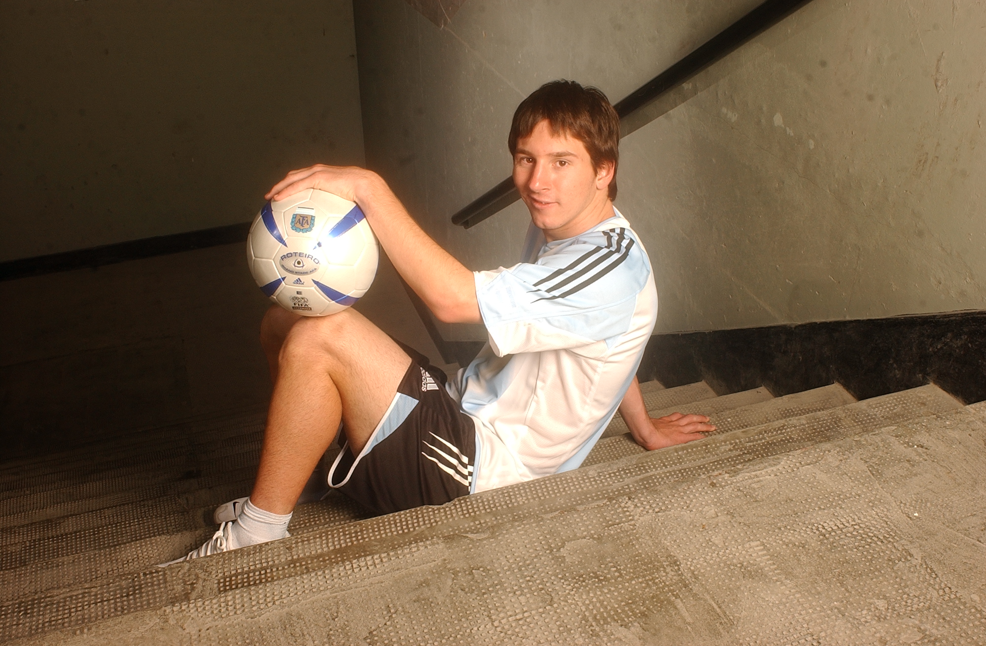 Lionel Messi posa durante una sesión fotográfica privada para la revista El Gráfico en junio de 2005 en Buenos Aires, Argentina. | Fuente: Getty Images