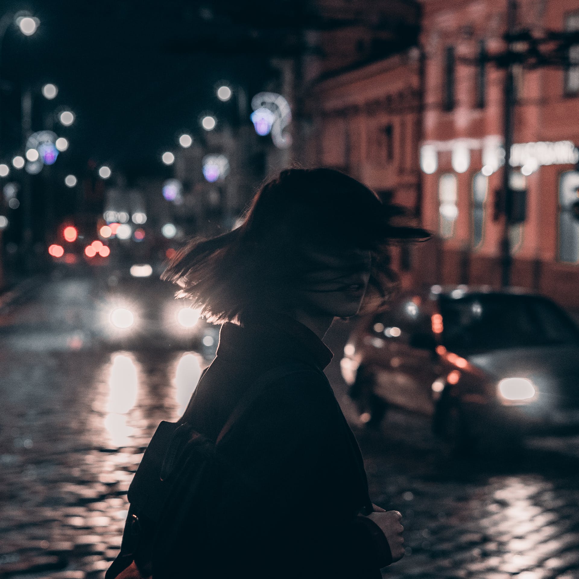 Una mujer caminando sola de noche | Fuente: Pexels