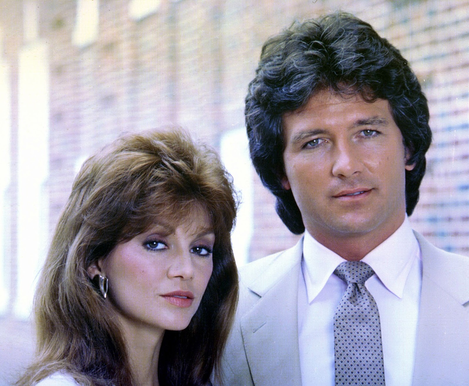 La estrella de "Dallas" y su compañero de reparto Patrick Duffy en el plató de la exitosa serie en 1979. | Fuente: Getty Images