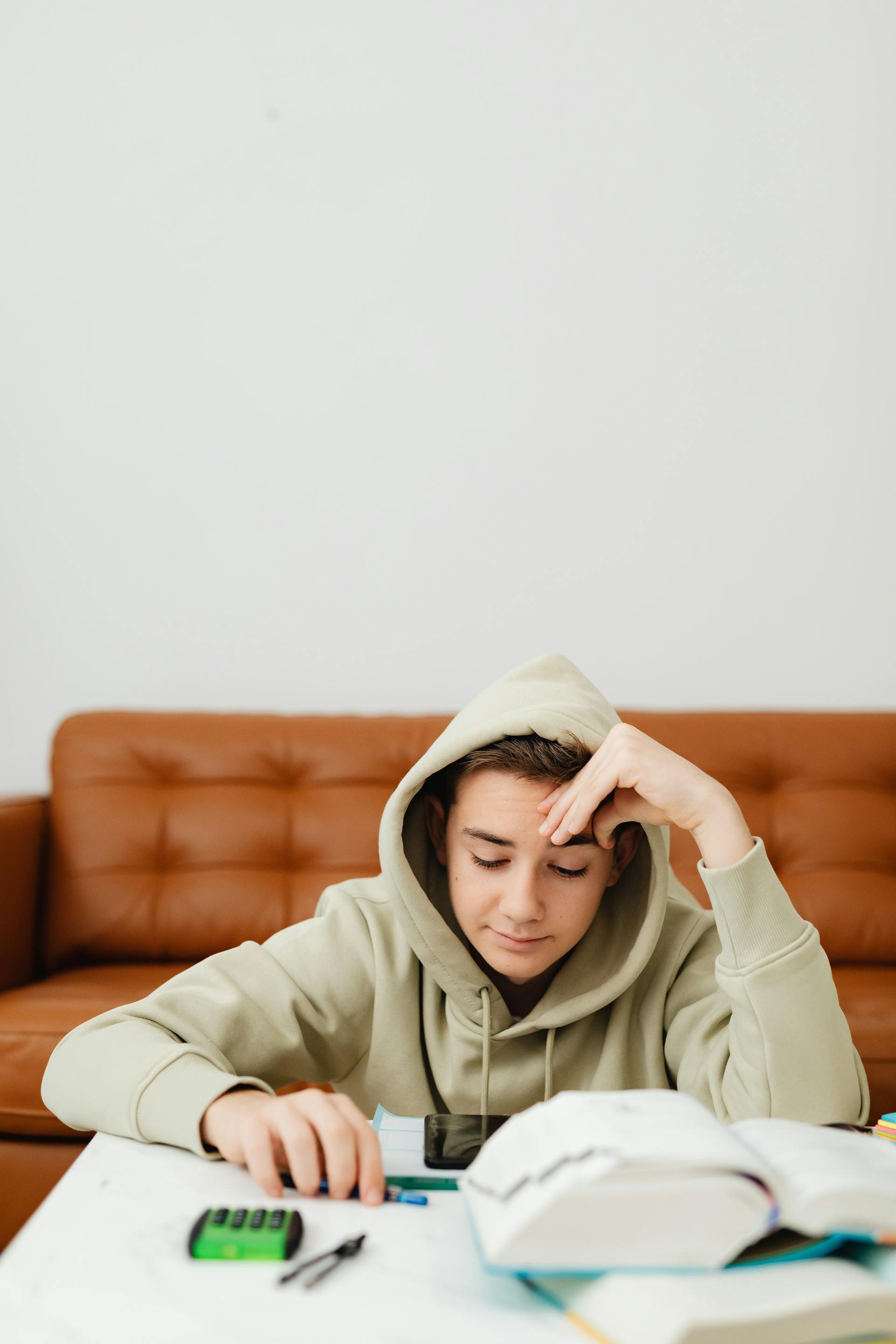 Un niño estudiando | Fuente: Pexels
