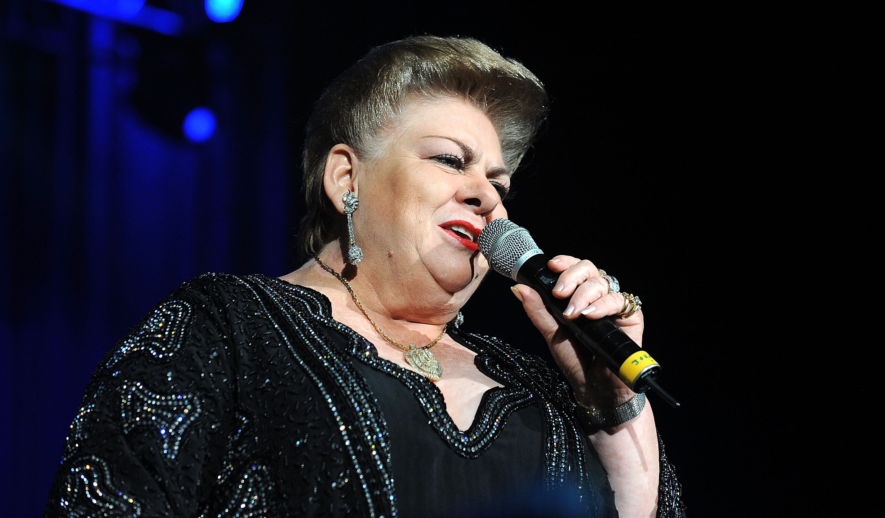 Paquita la del Barrio actúa en el AmericanAirlines Arena el 10 de octubre de 2010 en Miami, Florida. | Fuente: Getty Images