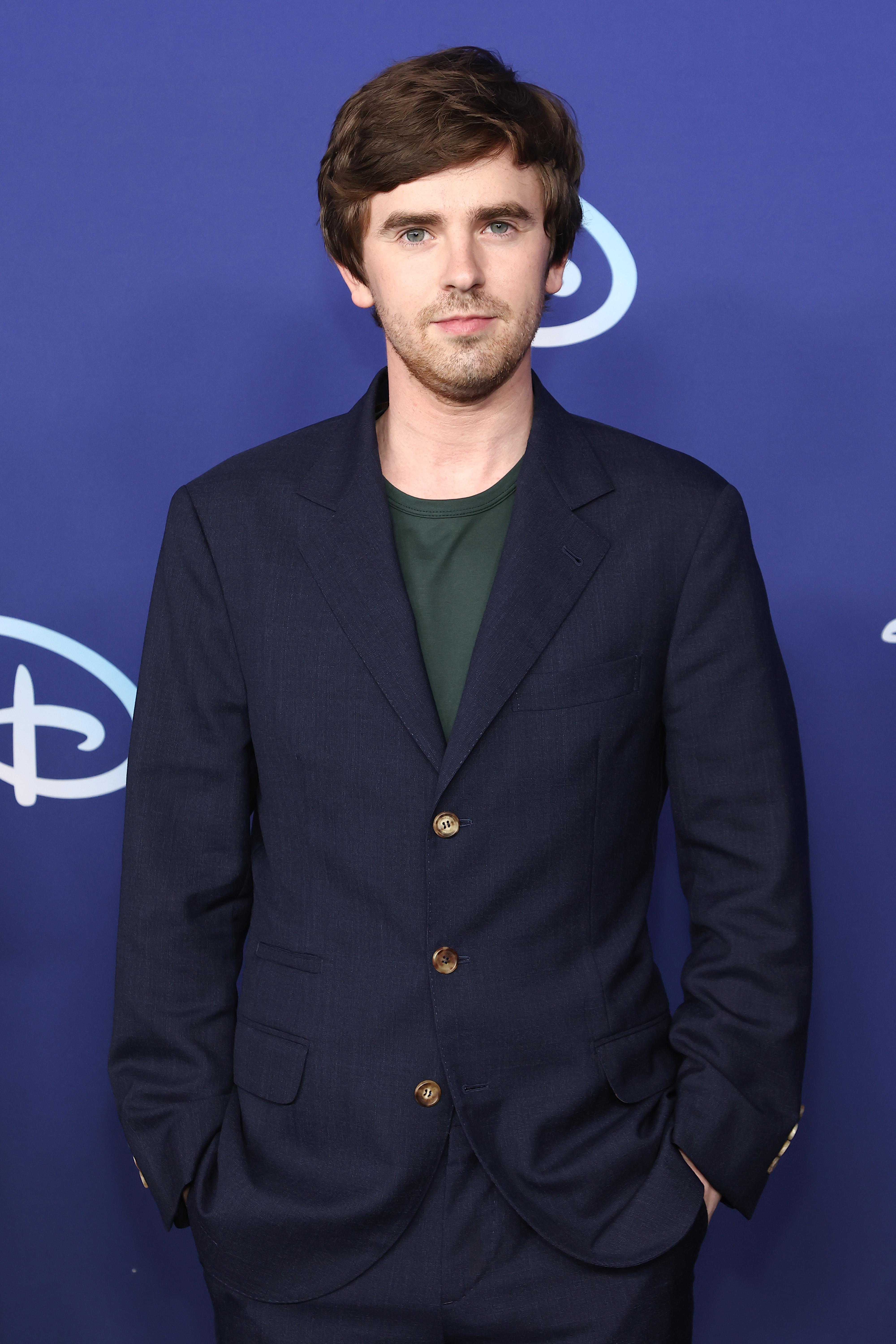 Freddie Highmore asiste al Upfront de ABC Disney en Basketball City - Pier 36 - South Street en Nueva York, el 17 de mayo de 2022 | Fuente: Getty Images