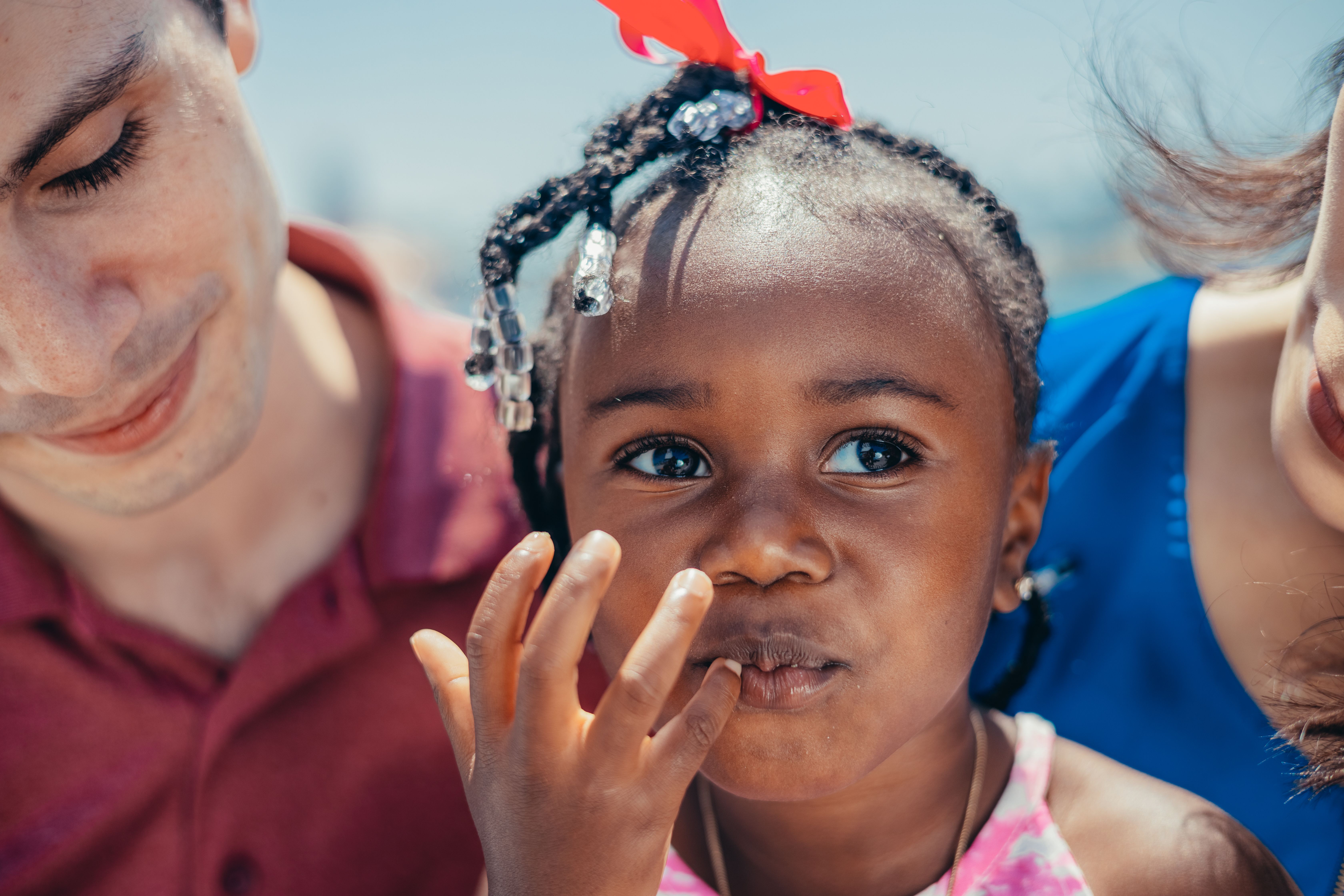 Una familia feliz dando un paseo | Fuente: Pexels