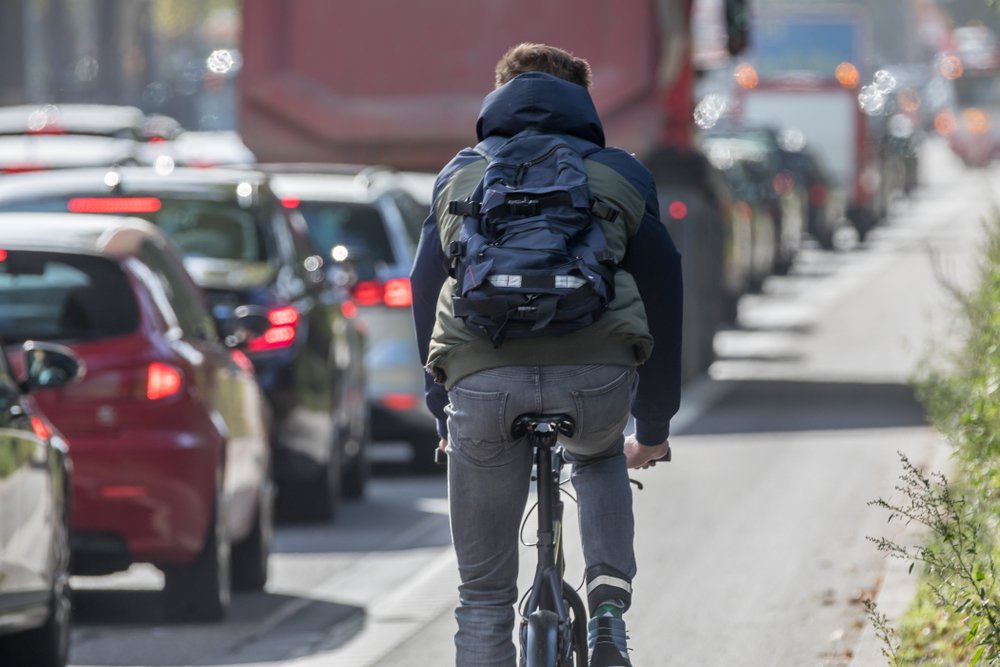 Ciclista conduciendo su bicicleta por una avenida. | Foto: Shutterstock