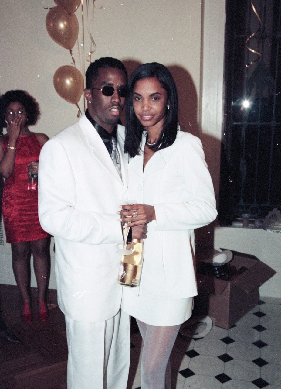 Sean Combs y Kim Porter posan el 31 de diciembre de 1994 | Fuente: Getty Images