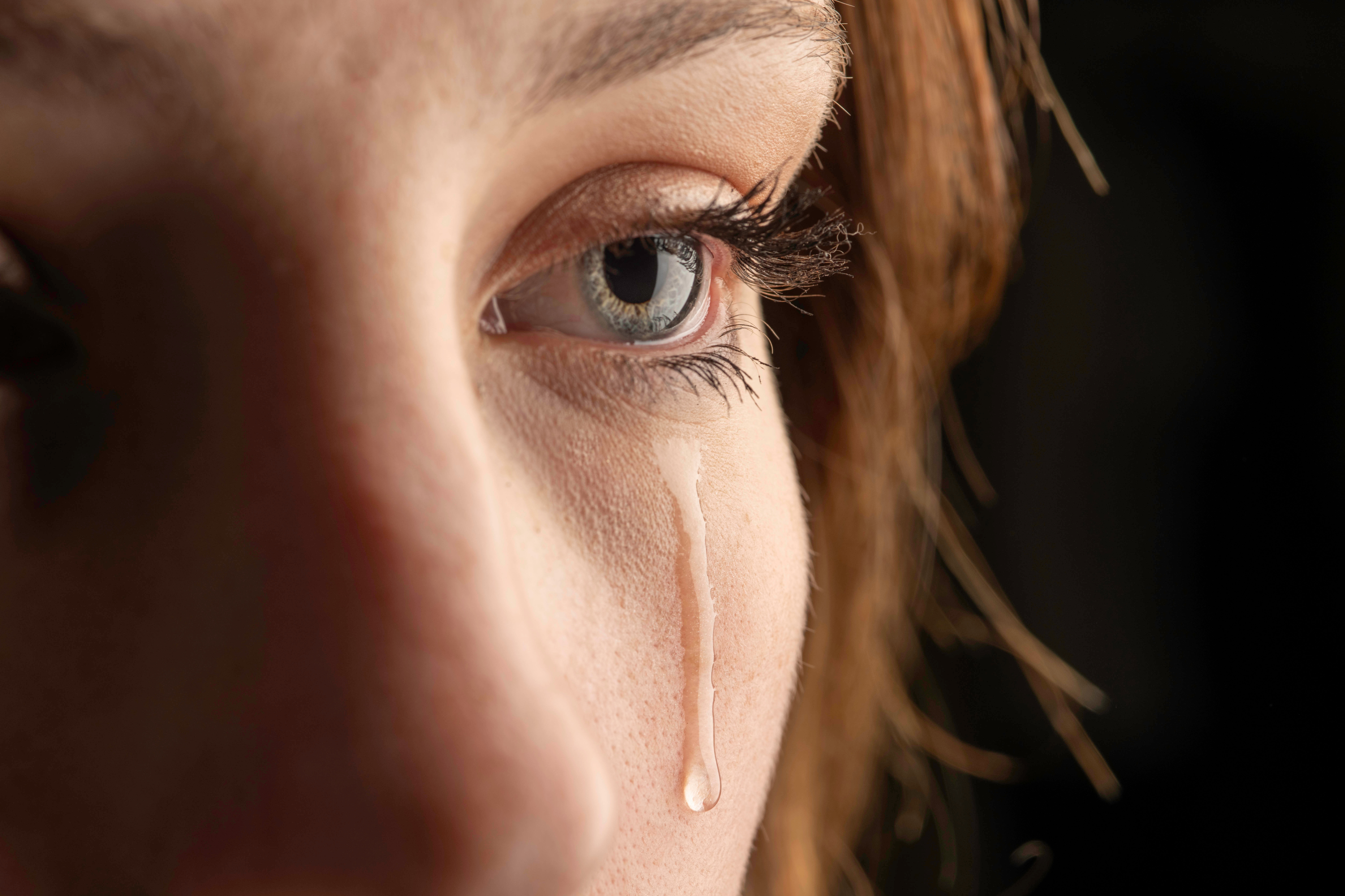 Primer plano de una joven llorando | Fuente: Shutterstock