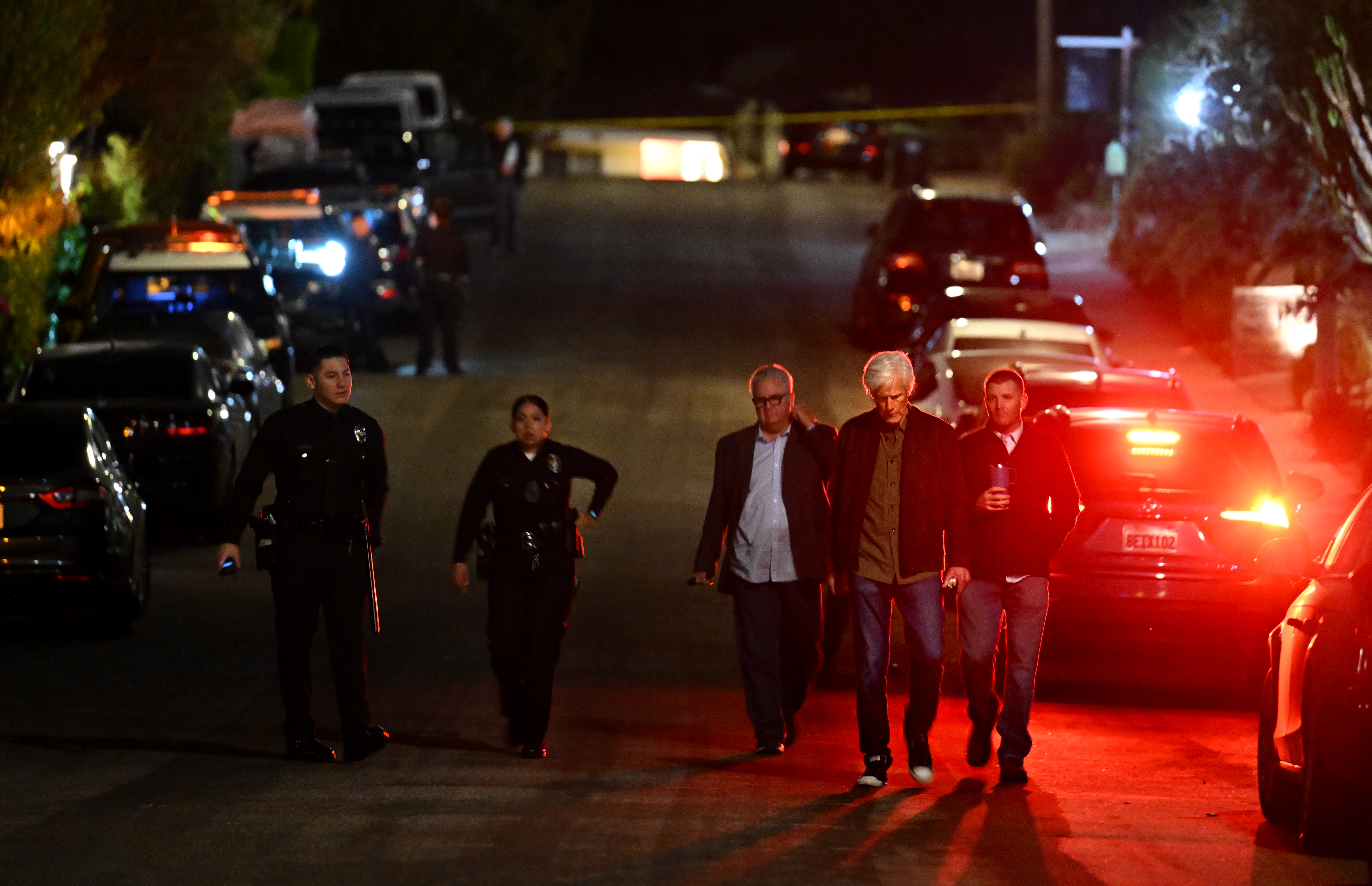 El padrastro de Matthew Perry, Keith Morrison, con investigadores policiales en la calle de la casa de Perry en Pacific Palisades el 28 de octubre de 2023 | Foto: Getty Images