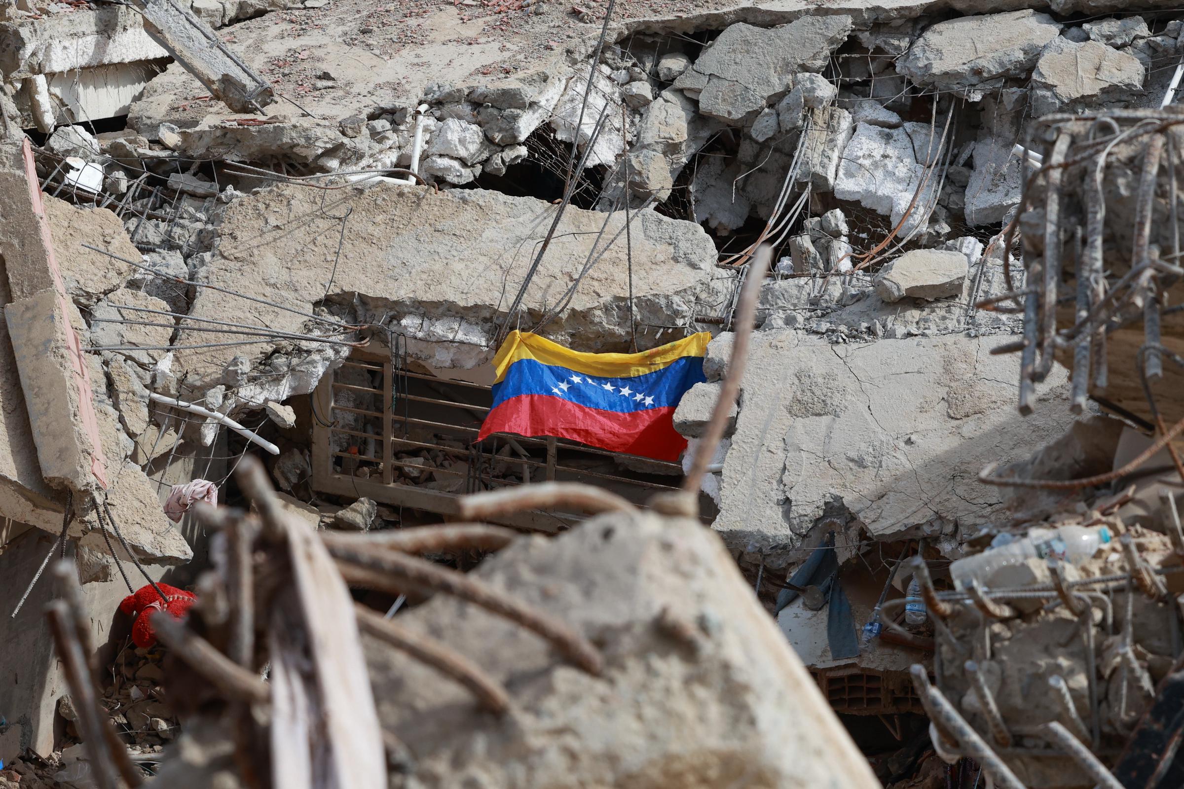 Primer plano de una bandera venezolana sobre un edificio derrumbado tras el terremoto de La Guaira, Venezuela, el 8 de julio de 2026. | Fuente: Getty Images