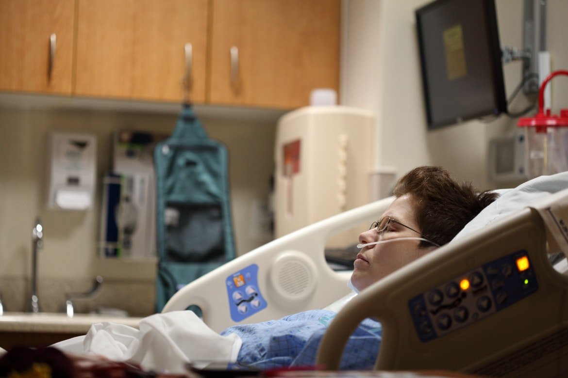 Anciana acostada en una cama de hospital. | Foto: Unsplash