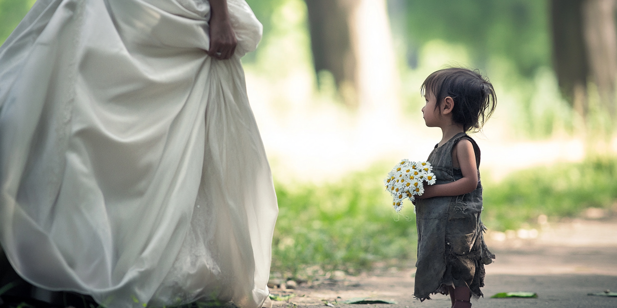 Niña cerca de una mujer vestida de novia | Fuente: AmoMama