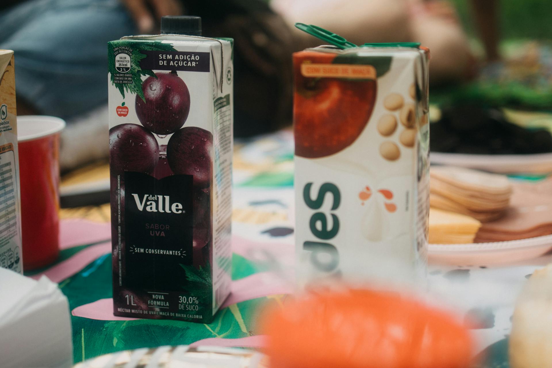 Dos cajas de zumo sobre una mesa | Foto: Pexels