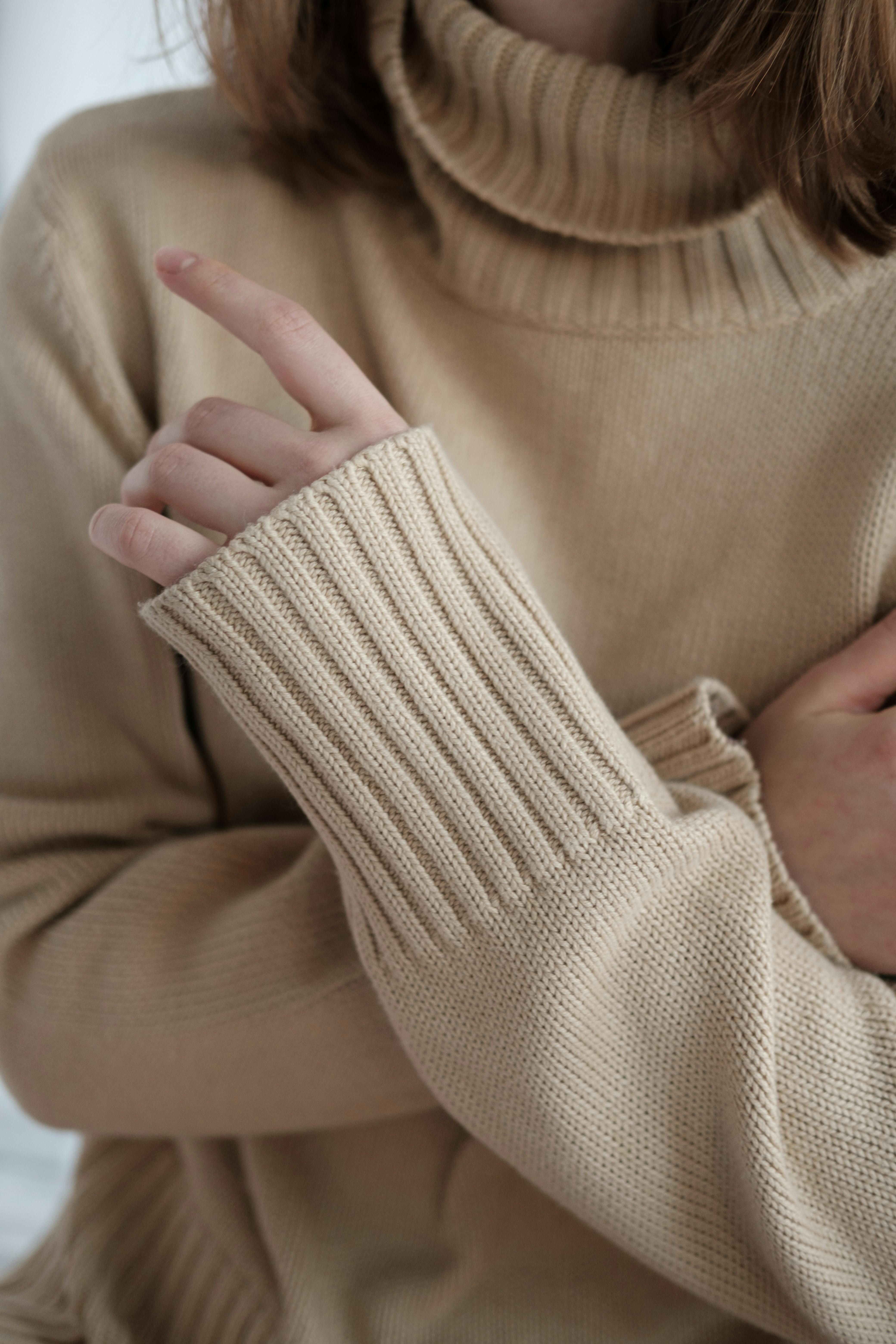 Recorte de una mujer hablando con alguien | Fuente: Pexels