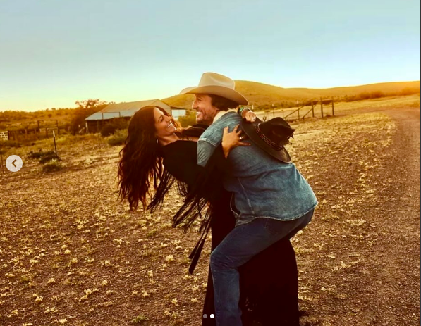 Camila Alves y Matthew McConaughey divirtiéndose, publicado el 22 de marzo de 2024 | Fuente: Instagram/officiallymcconaughey y camilamcconaughey