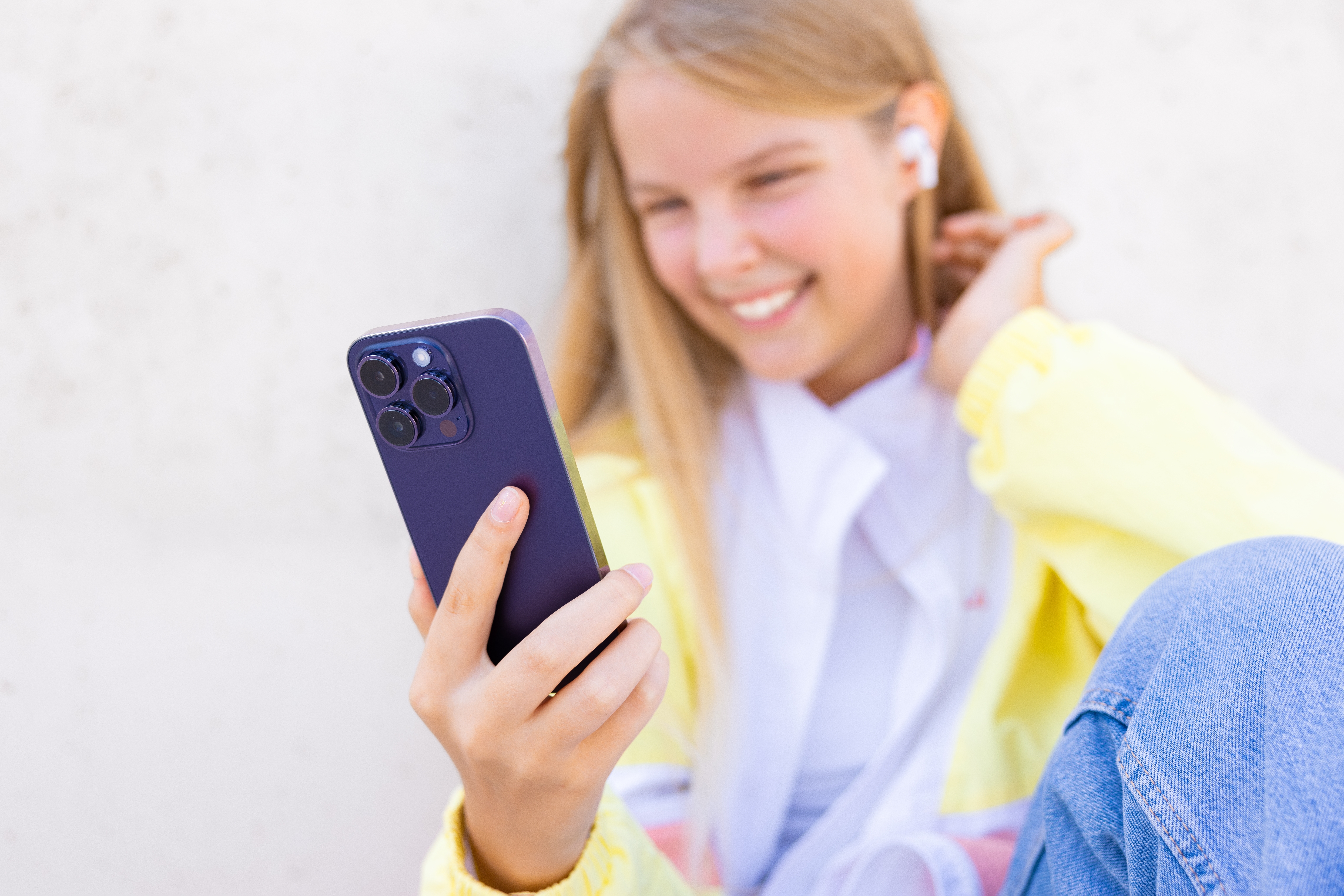 Una adolescente utiliza un teléfono móvil | Foto: Shutterstock