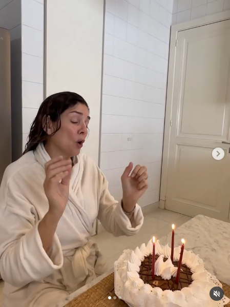 Andrea Frigerio celebrando su cumpleaños desde su cocina junto a su familia | Fuente: Instagram/ andreafrigeriook