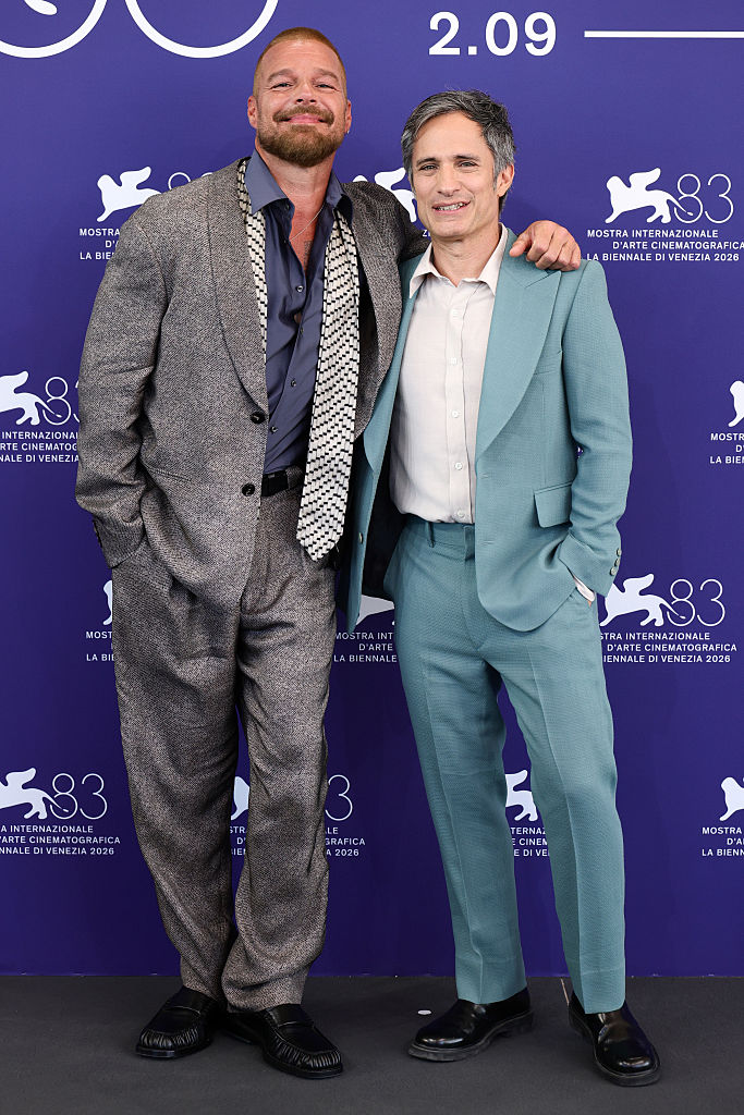 Ricky Martin y Gael García Bernal asisten al photocall de "Hombre al agua" durante la 83ª edición del Festival Internacional de Cine de Venecia, en el Palazzo del Casino, el 6 de septiembre de 2026 en Venecia, Italia. | Fuente: Getty Images