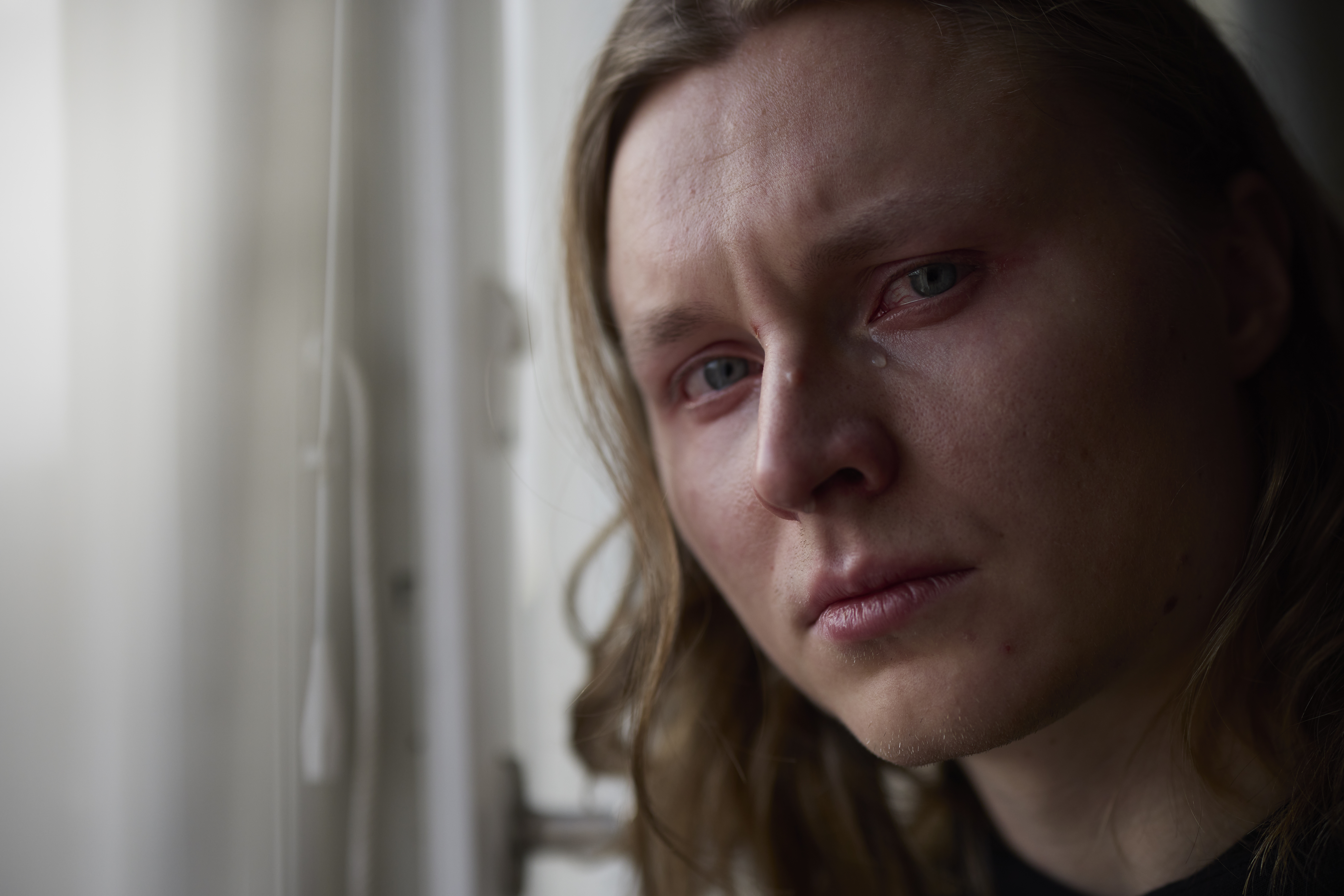 Retrato de mujer llorando mirando a cámara | Fuente: Getty Images